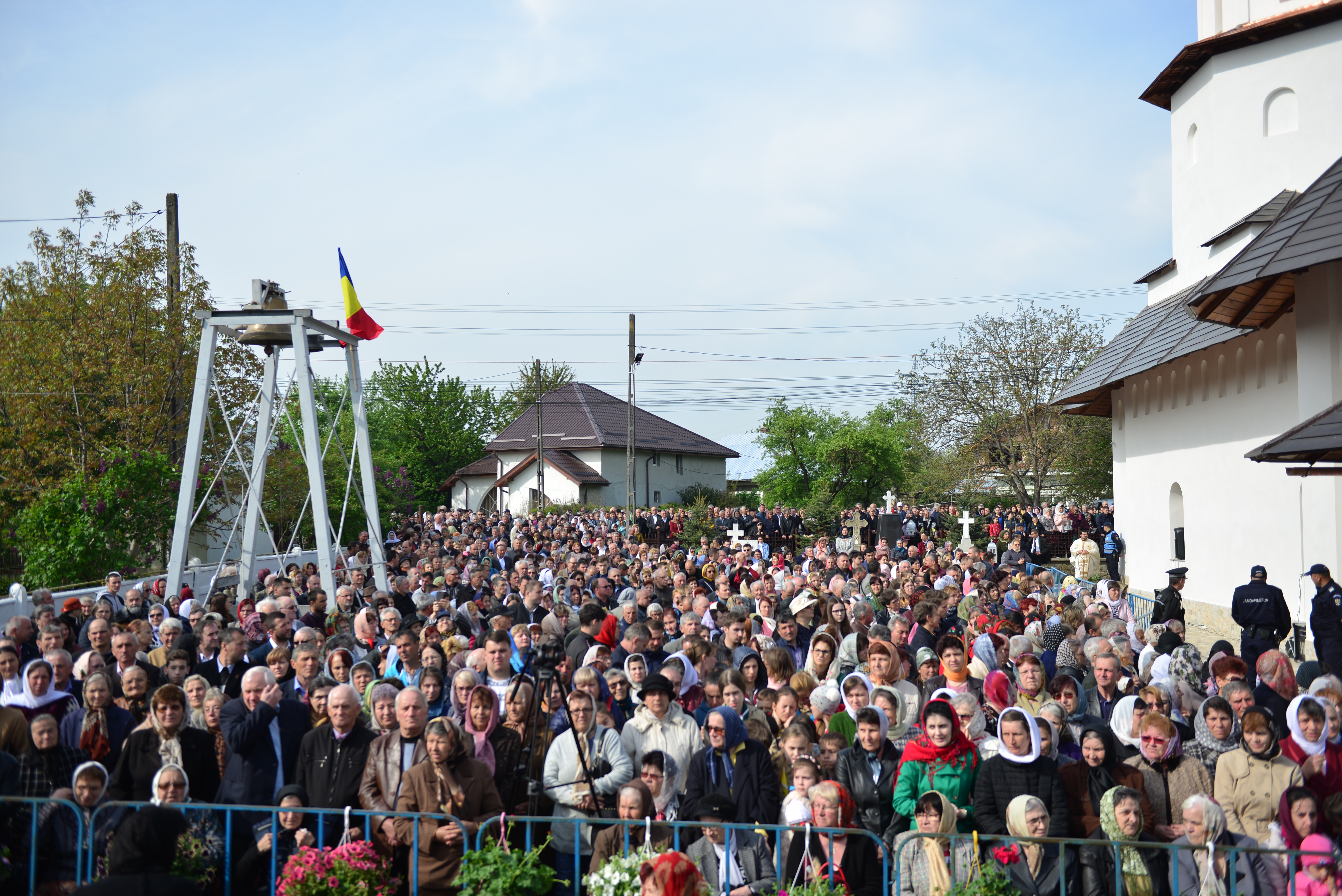 (Foto: Lucian Ducan) Resfinţire de biserică în parohia filantropiei creştine din Paşcani