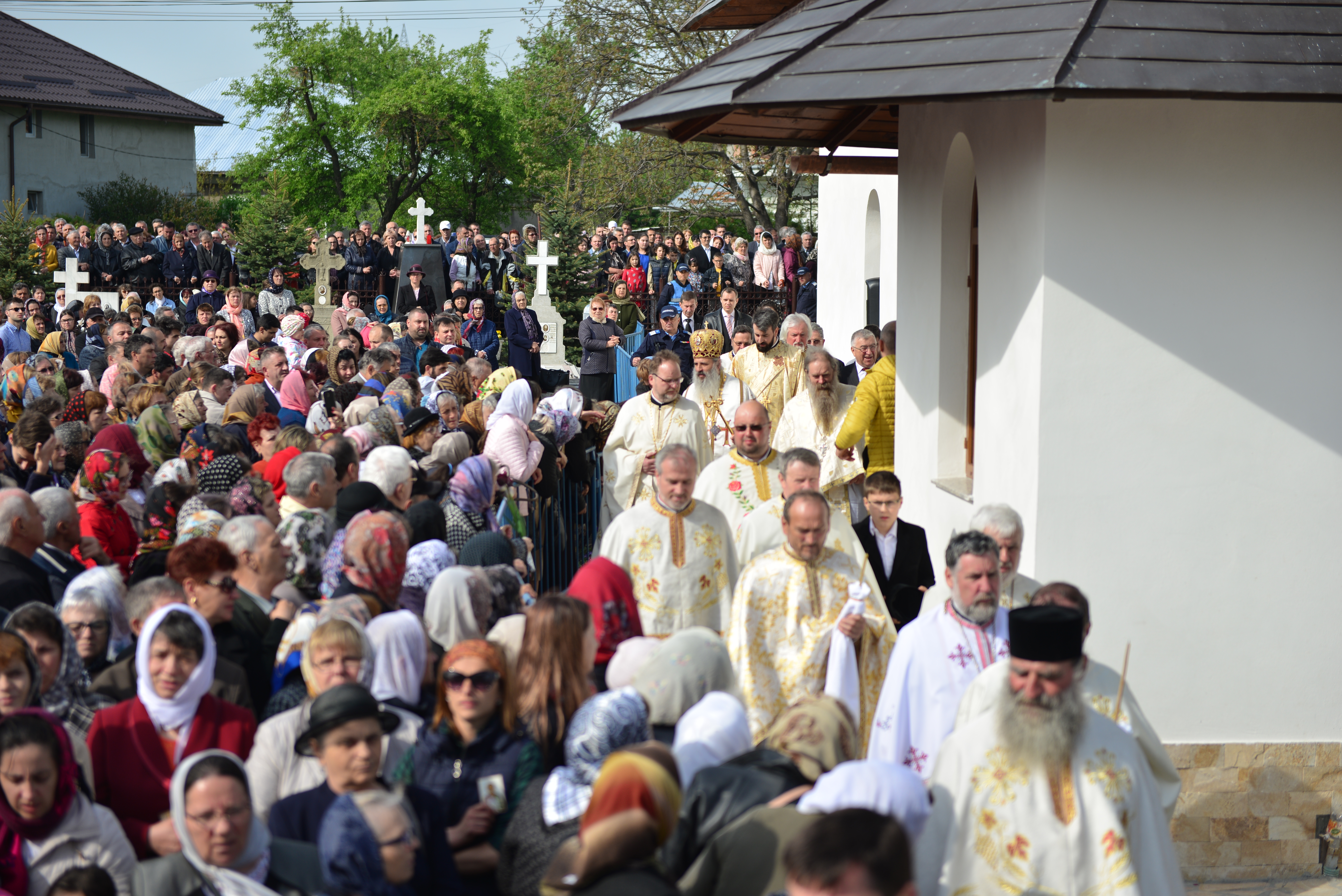 (Foto: Lucian Ducan) Resfinţire de biserică în parohia filantropiei creştine din Paşcani