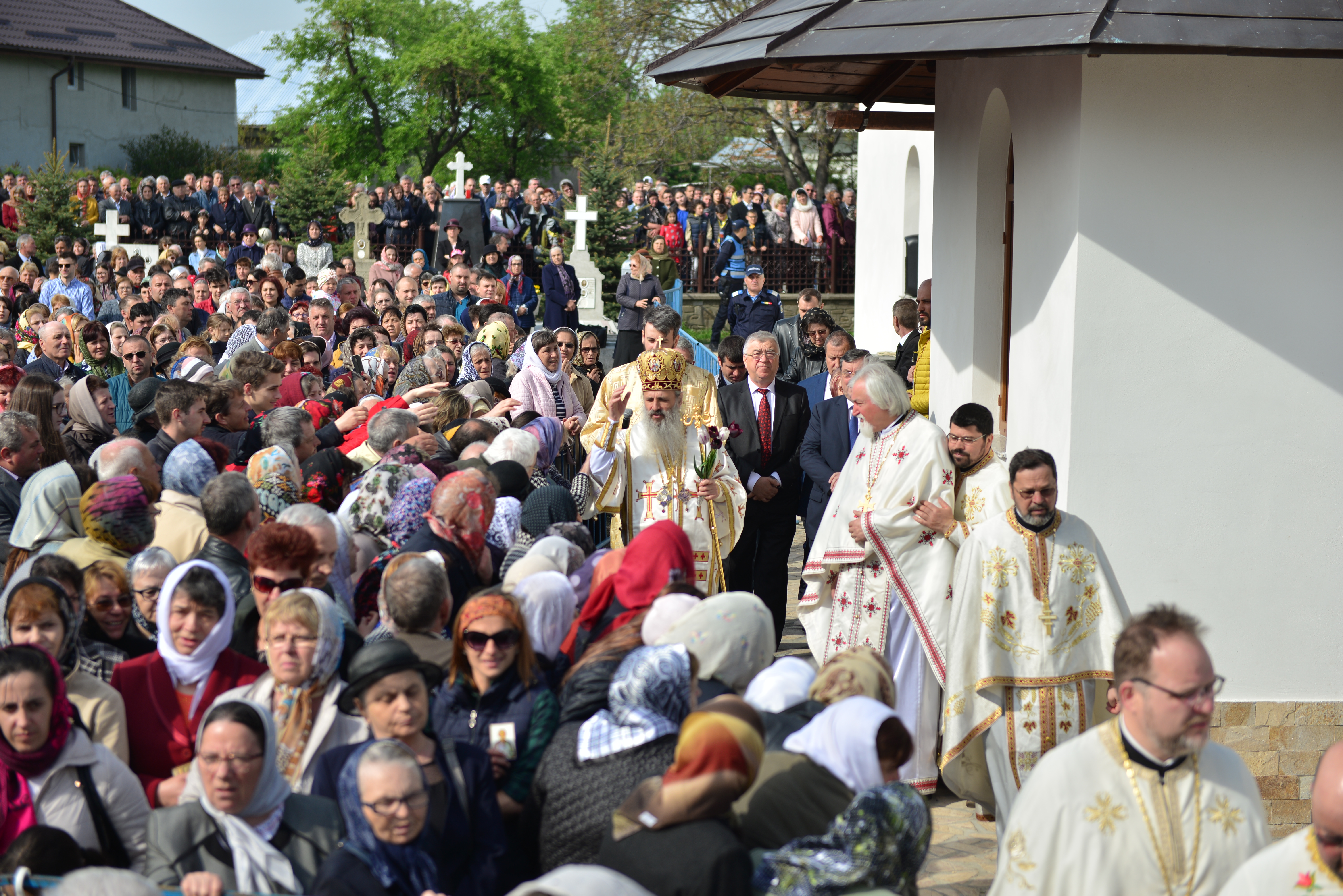 (Foto: Lucian Ducan) Resfinţire de biserică în parohia filantropiei creştine din Paşcani