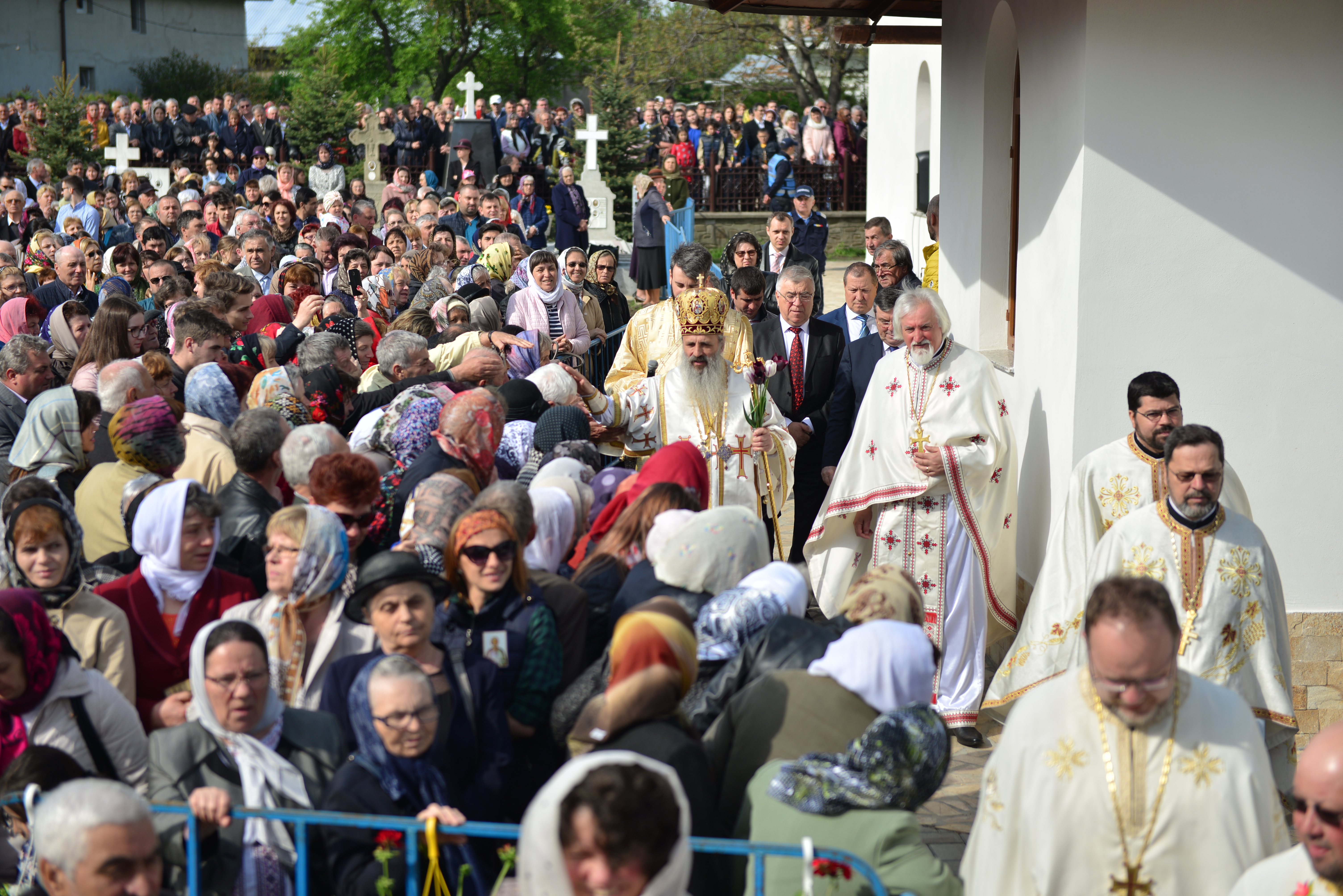 (Foto: Lucian Ducan) Resfinţire de biserică în parohia filantropiei creştine din Paşcani