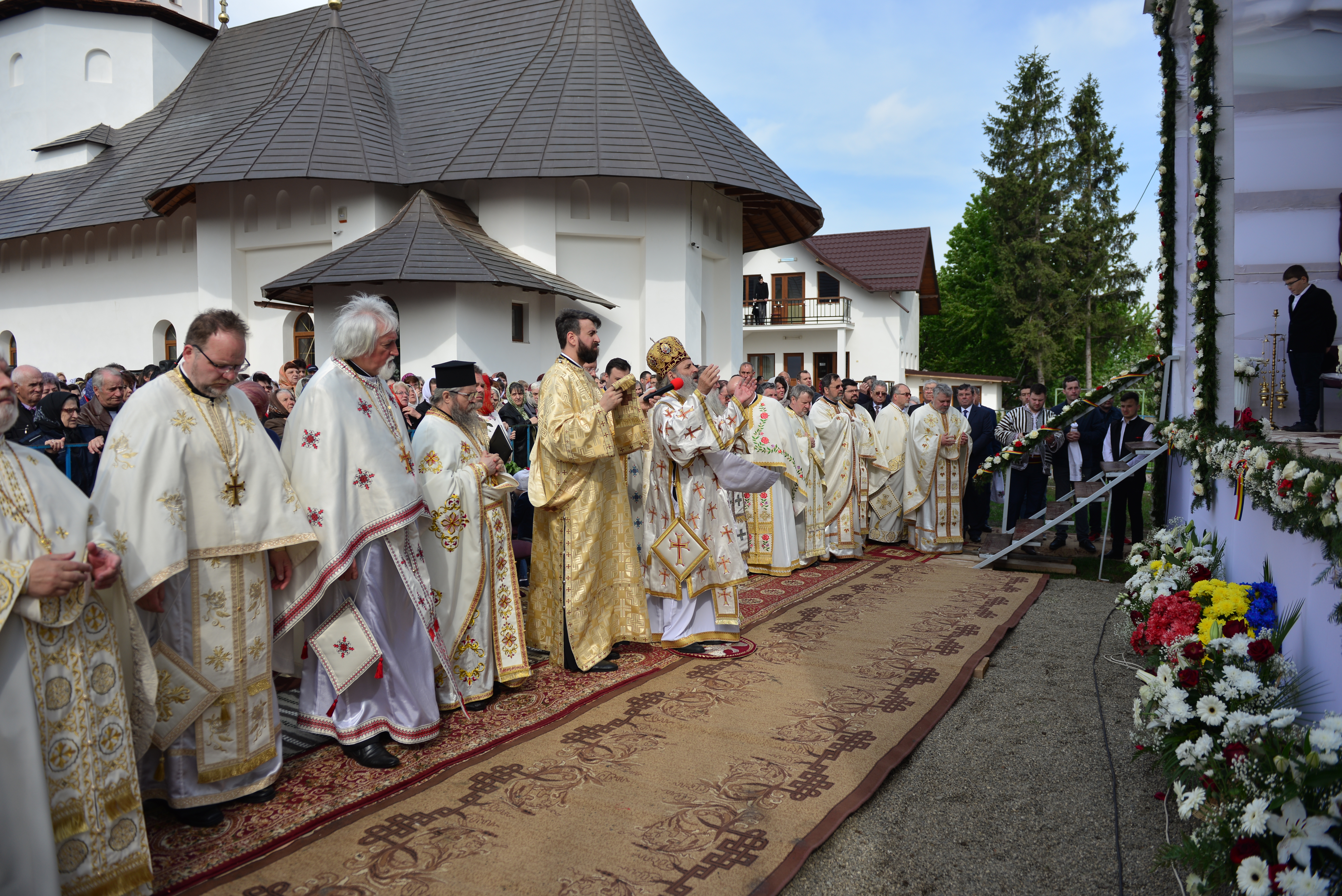 (Foto: Lucian Apopei) Resfinţire de biserică în parohia filantropiei creştine din Paşcani