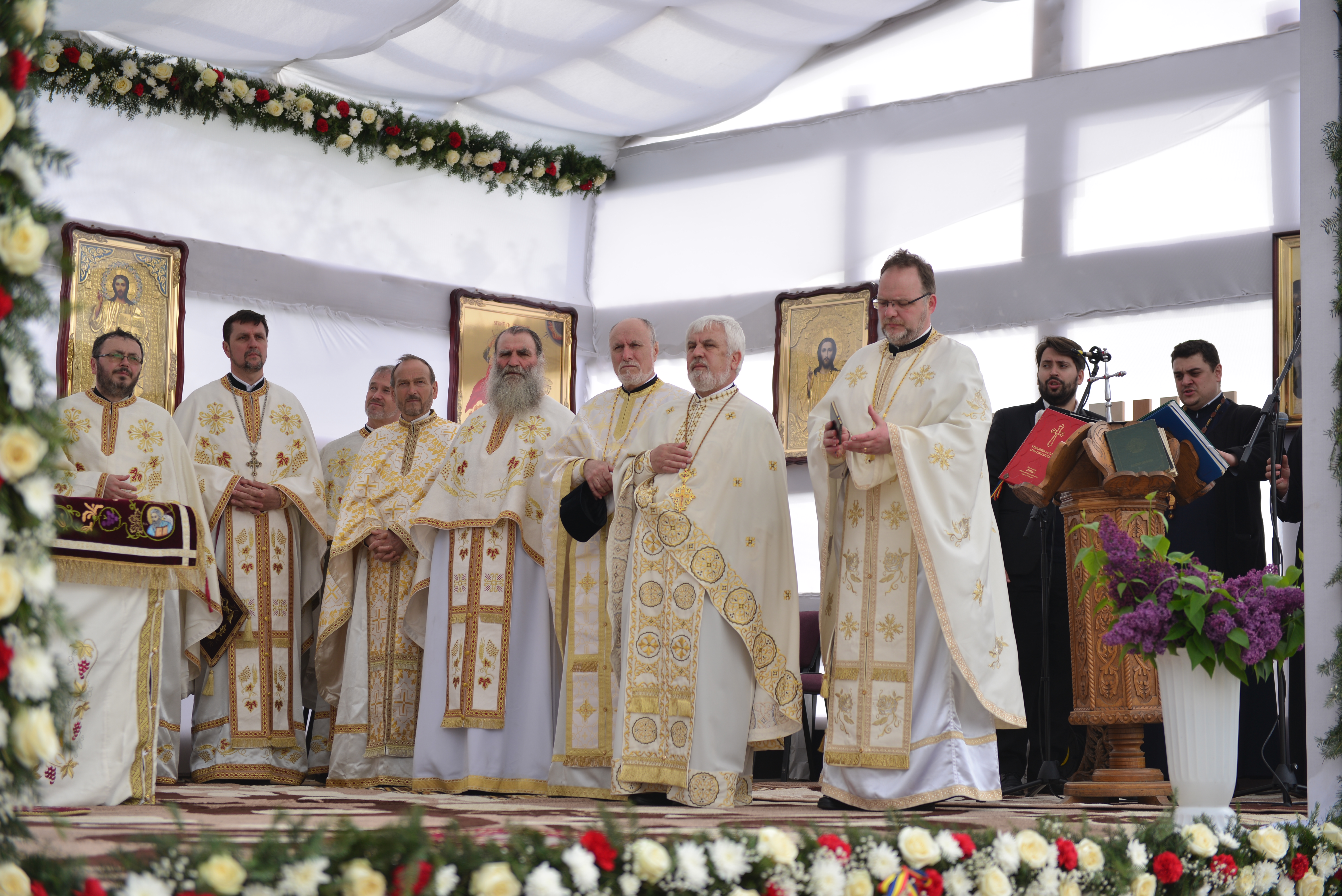 (Foto: Lucian Ducan) Resfinţire de biserică în parohia filantropiei creştine din Paşcani