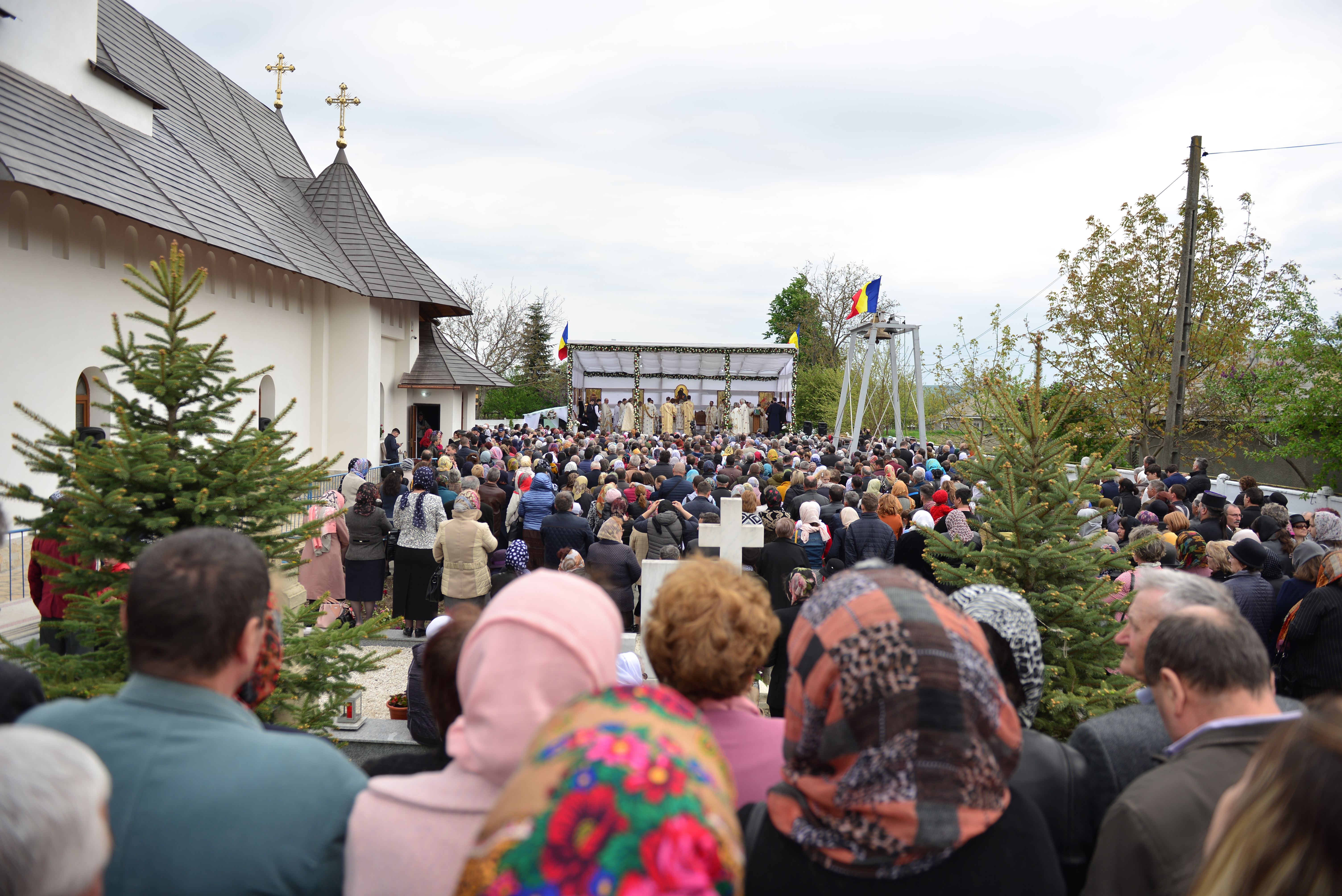 (Foto: Lucian Ducan) Resfinţire de biserică în parohia filantropiei creştine din Paşcani