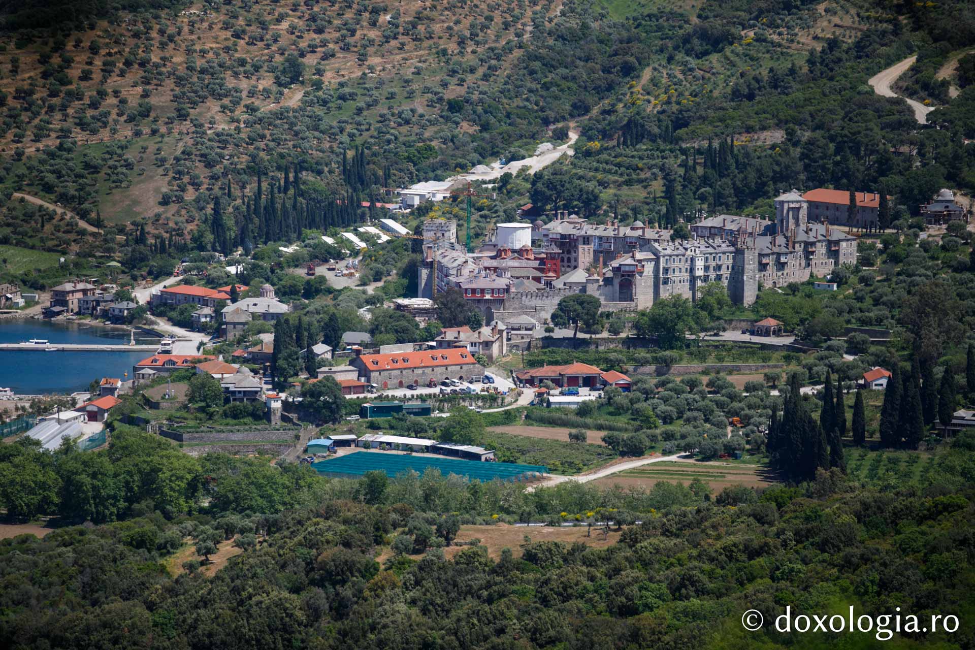 Mănăstirea Vatoped – vedere de pe cărarea Zografului / Foto: Pr. Silviu Cluci Mănăstirea Vatoped – Athos