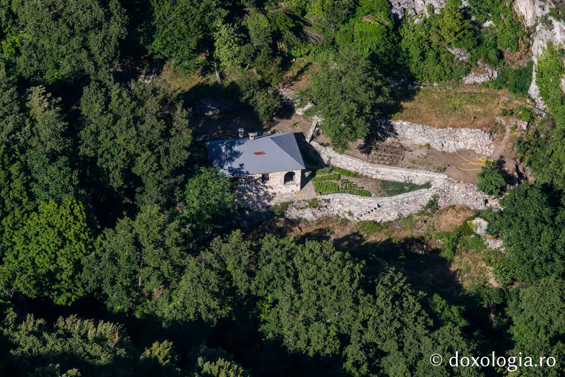 Peșterile mici și chilia părintelui Daniel Românul de la Kerasia / Foto: Pr. Silviu Cluci Peșterile mici și chilia părintelui Daniel Românul de la Kerasia