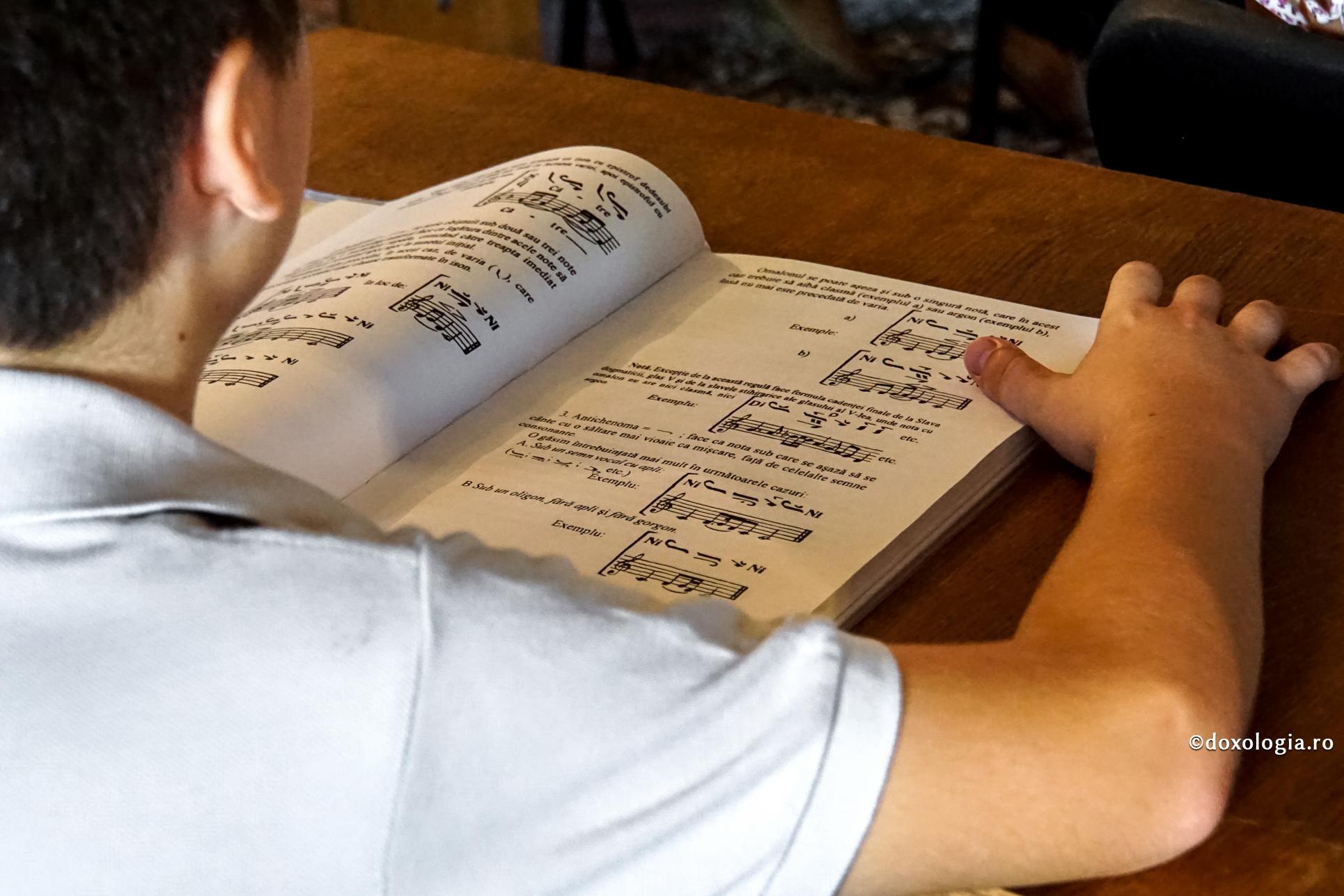 Părintele Constantin Necula – trei sfaturi pentru educatori, învățători și profesori / Foto: Oana Nechifor elev în bancă cu cartea deschisă