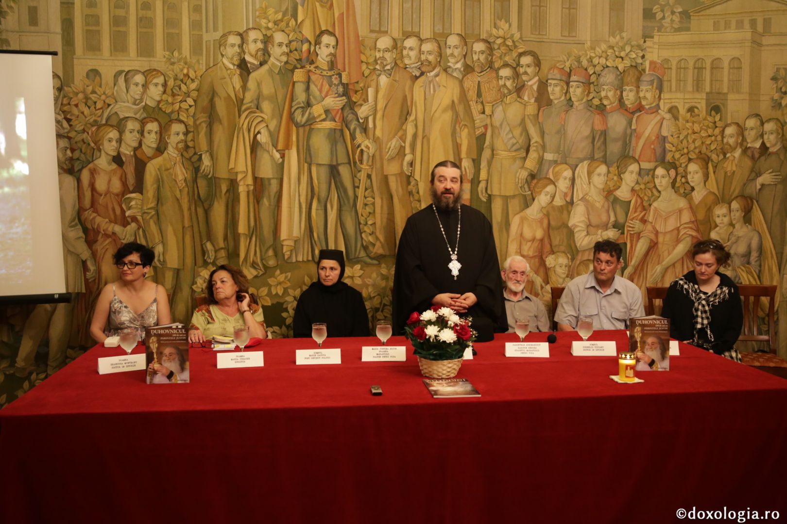 Cartea „Duhovnicul. 100 de ani cu Părintele Justin.”a fost lansată la Iași