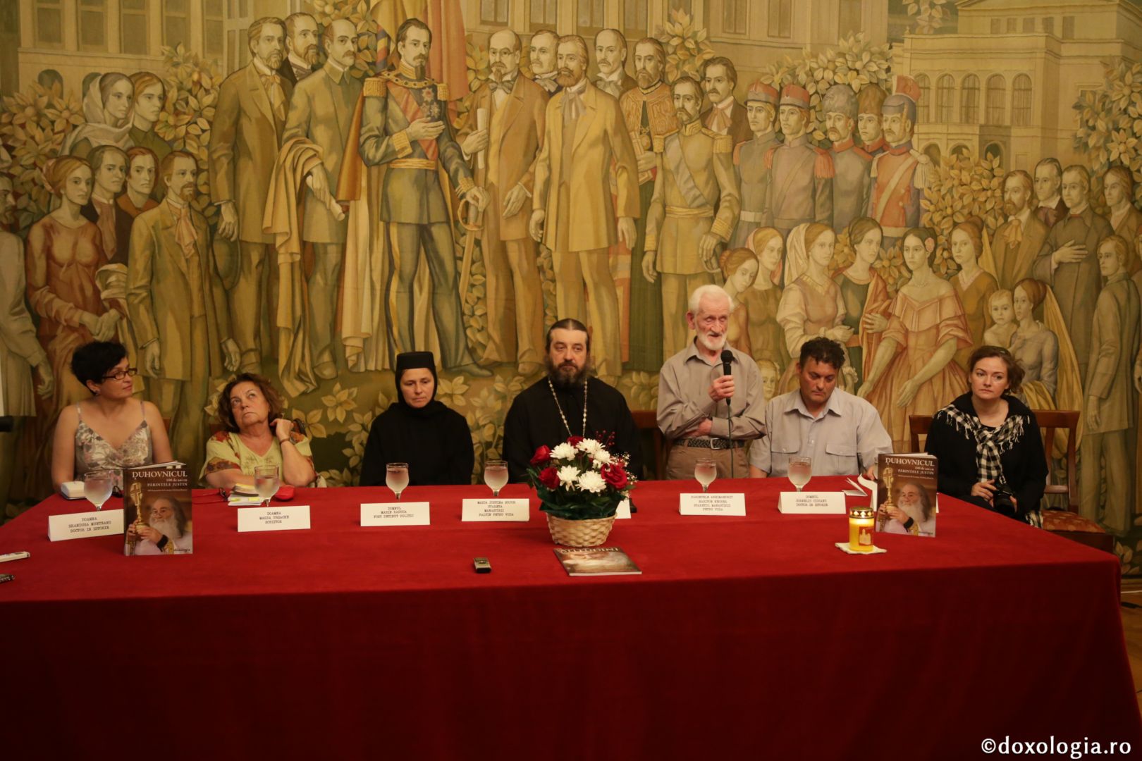 Cartea „Duhovnicul. 100 de ani cu Părintele Justin.”a fost lansată la Iași