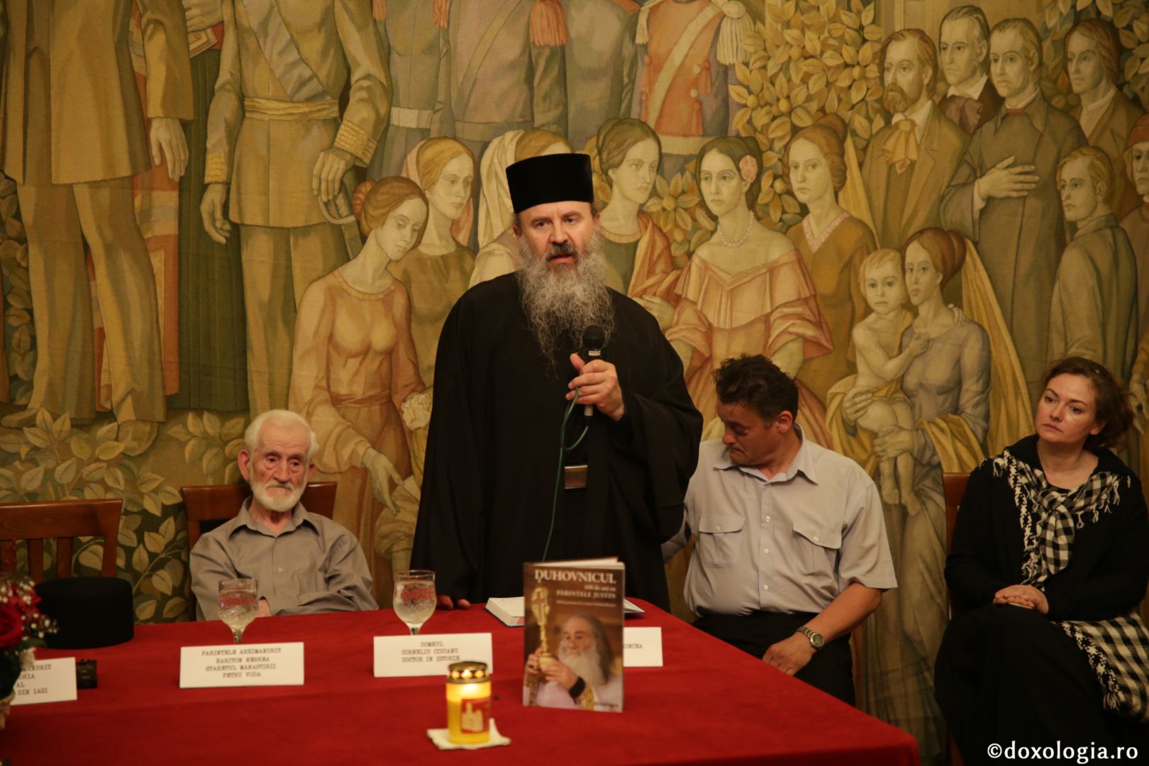 Cartea „Duhovnicul. 100 de ani cu Părintele Justin.”a fost lansată la Iași