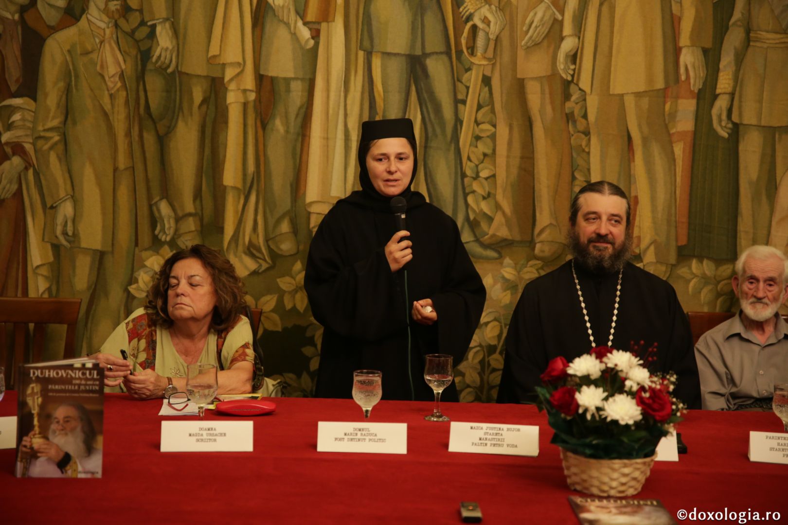 Cartea „Duhovnicul. 100 de ani cu Părintele Justin.”a fost lansată la Iași