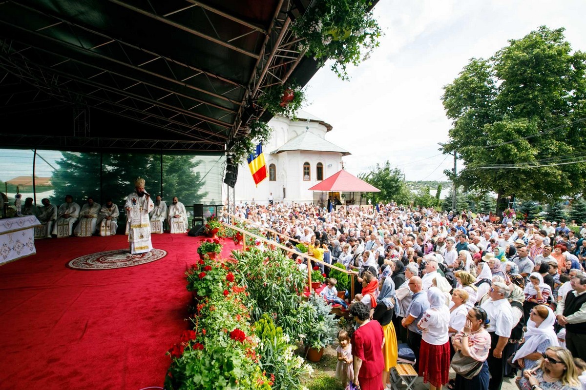 Catedrala Episcopală din Huși, în straie de sărbătoare