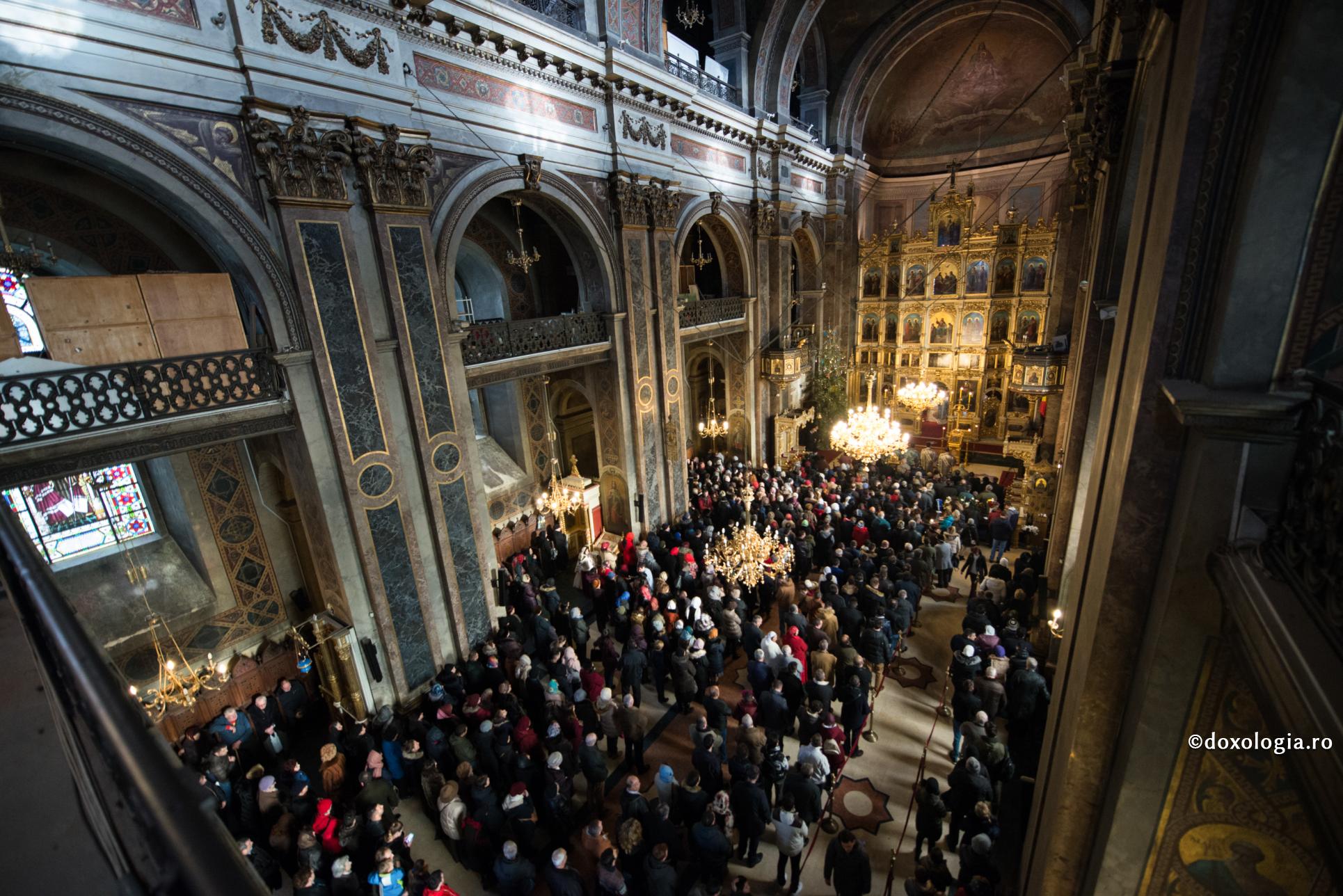 credincioși participând la Sfânta Liturghie