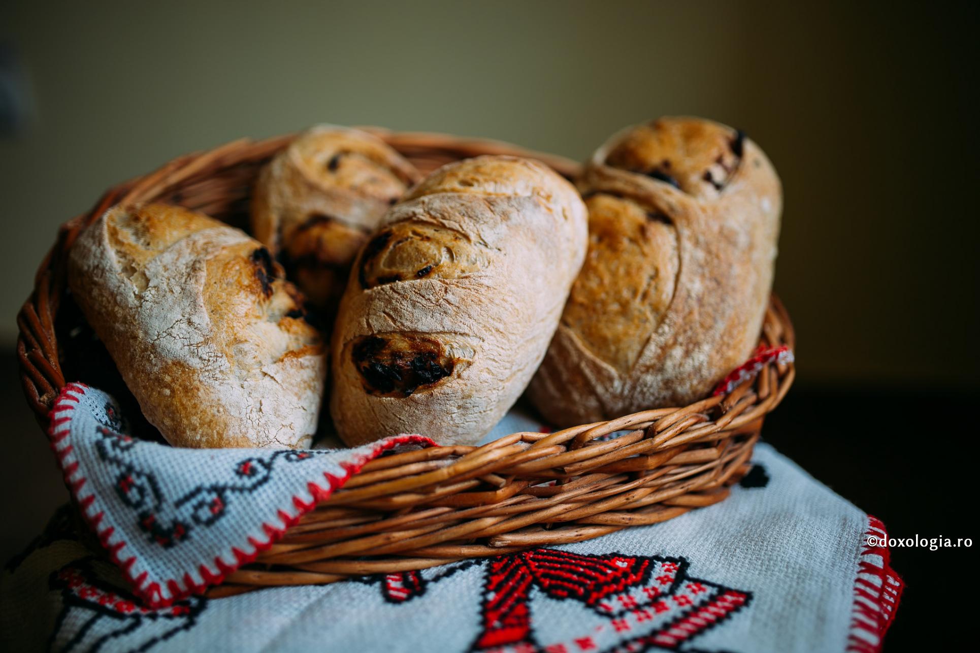 coș cu pâine