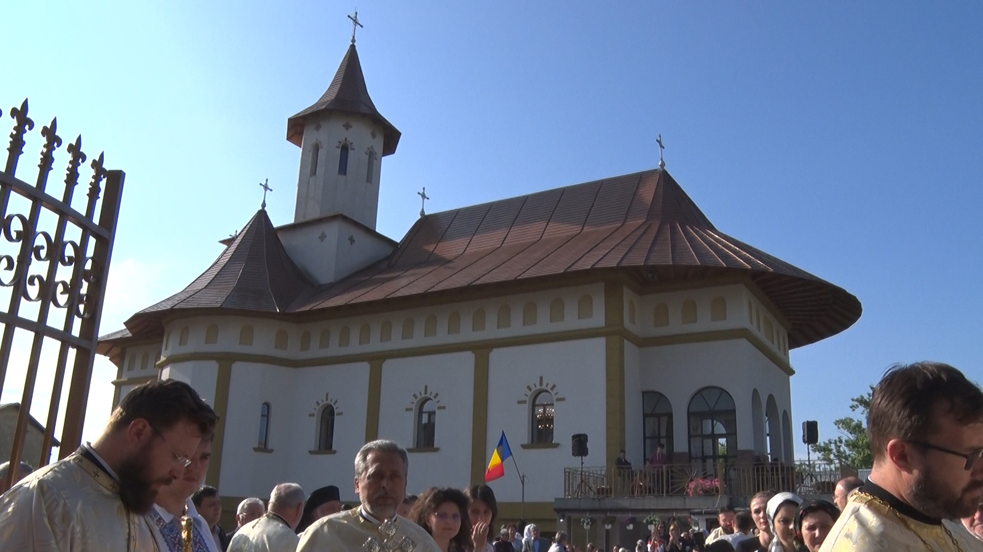 (Video) Biserica „Sfântul Arhidiacon Ștefan” din Tătărași a fost sfințită de doi arhierei