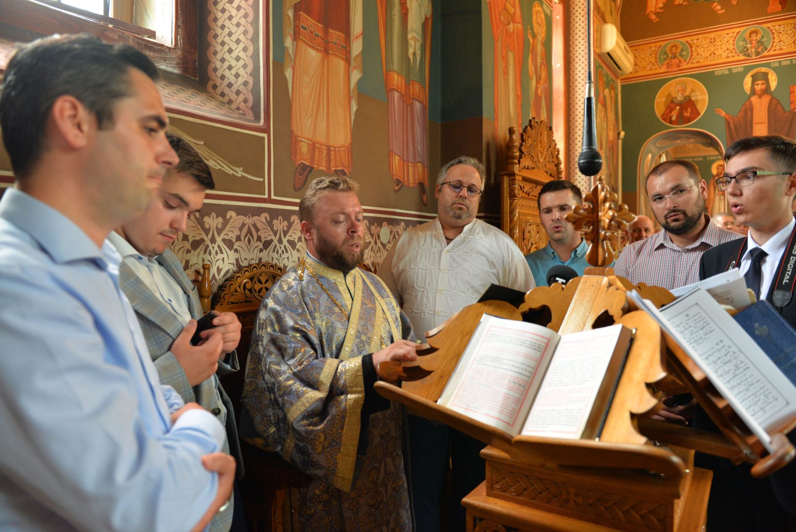 Slujba Vecerniei hramului de la Parohia „Sfinții Apostoli” Moara de Vânt