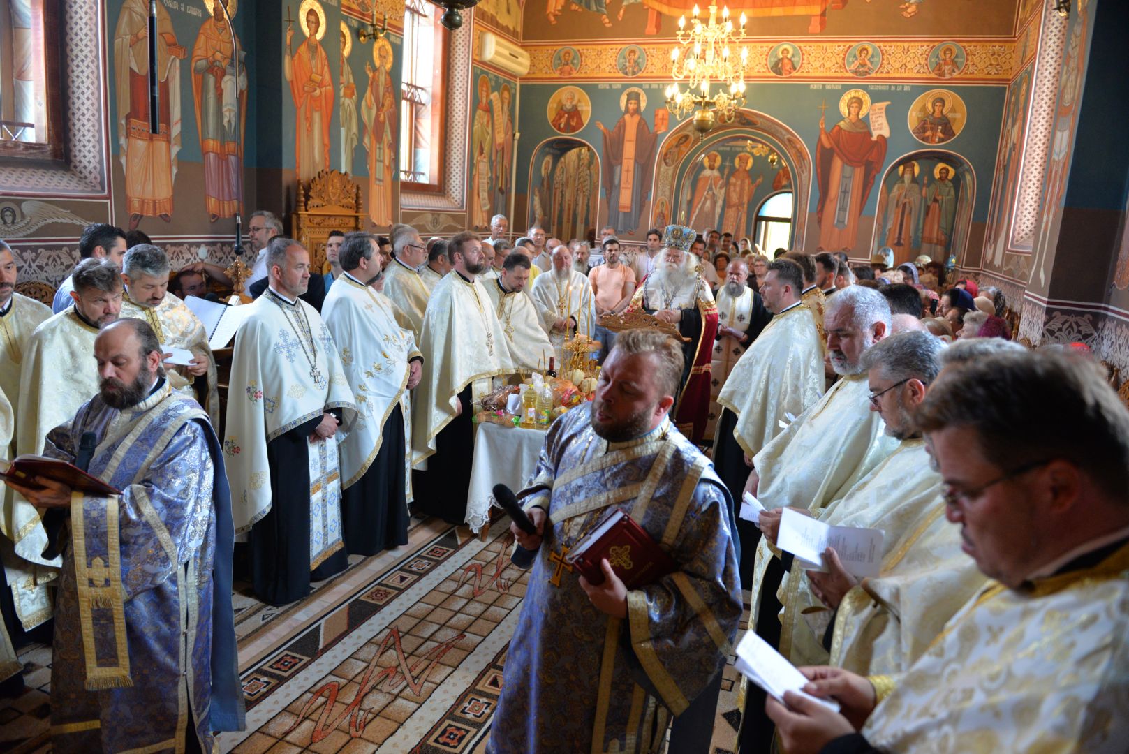 Slujba Vecerniei hramului de la Parohia „Sfinții Apostoli” Moara de Vânt