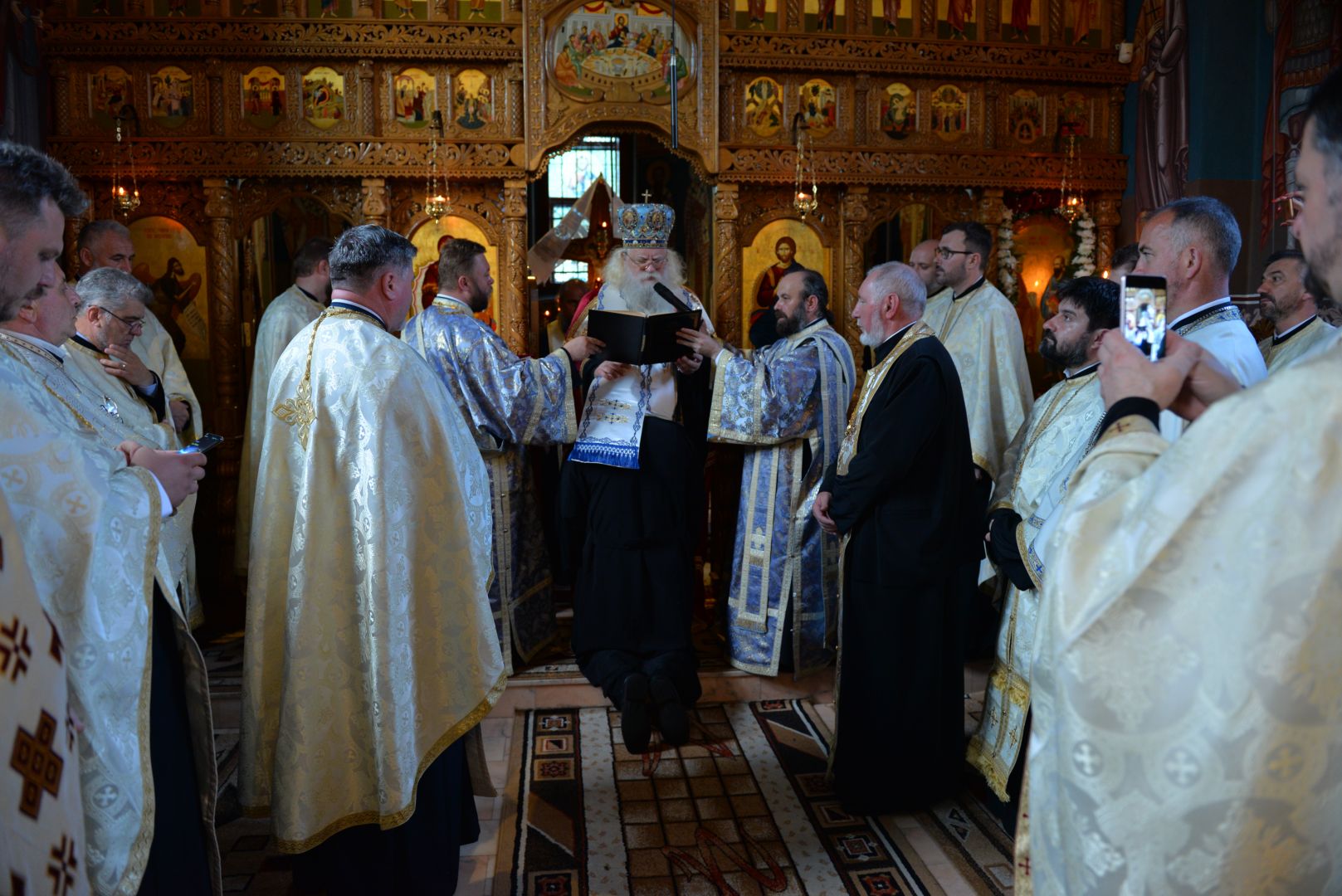 Slujba Vecerniei hramului de la Parohia „Sfinții Apostoli” Moara de Vânt