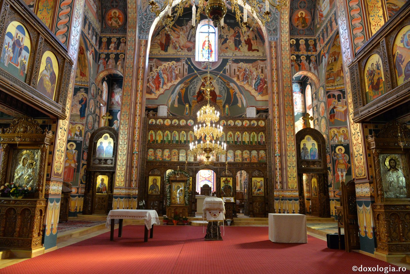 Biserica Precista II din Piatra Neamț a îmbrăcat veșmântul sfințirii – IPS Teofan: „Cunoașterea lui Dumnezeu îi oferă omului lumina, sensul și adâncimea vieții”