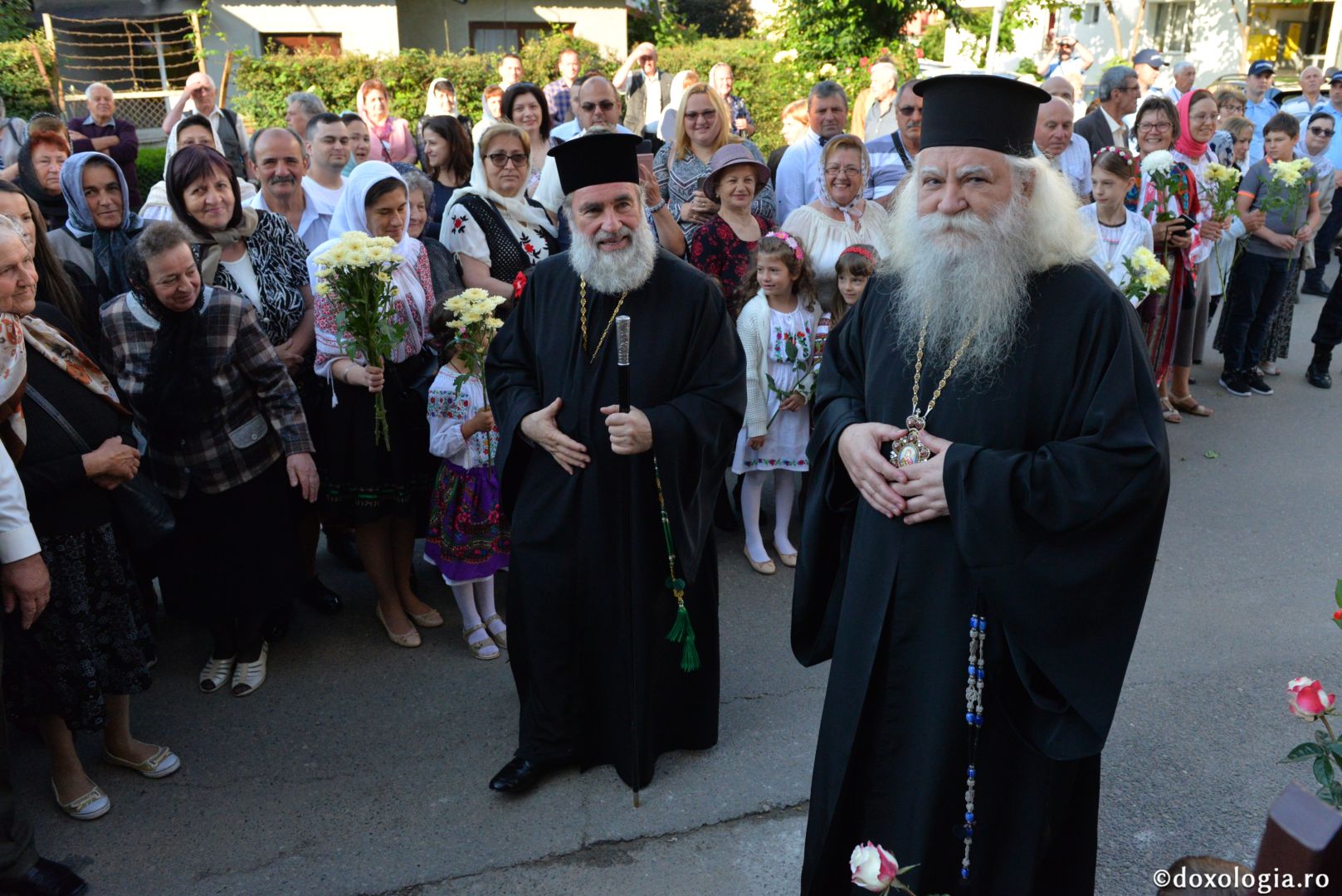 Biserica Precista II din Piatra Neamț a îmbrăcat veșmântul sfințirii – IPS Teofan: „Cunoașterea lui Dumnezeu îi oferă omului lumina, sensul și adâncimea vieții”