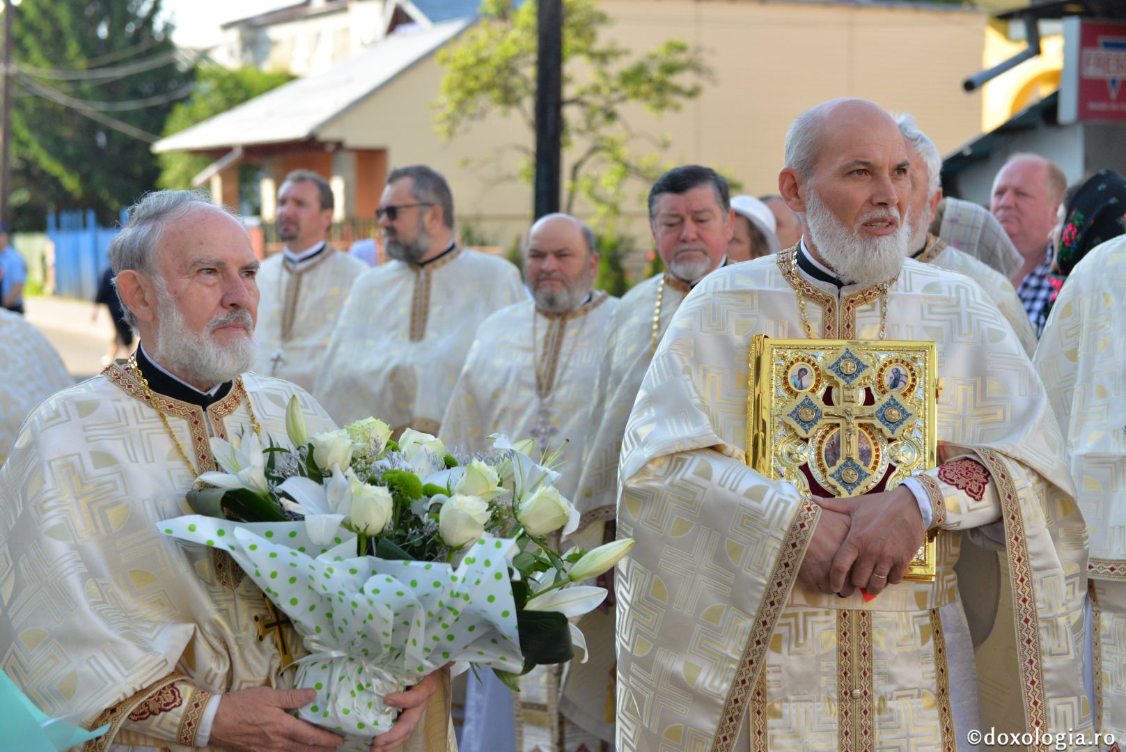 Biserica Precista II din Piatra Neamț a îmbrăcat veșmântul sfințirii – IPS Teofan: „Cunoașterea lui Dumnezeu îi oferă omului lumina, sensul și adâncimea vieții”