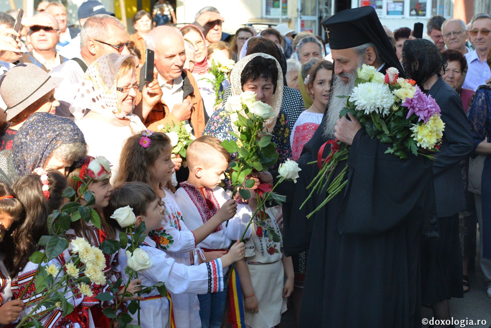 Biserica Precista II din Piatra Neamț a îmbrăcat veșmântul sfințirii – IPS Teofan: „Cunoașterea lui Dumnezeu îi oferă omului lumina, sensul și adâncimea vieții”