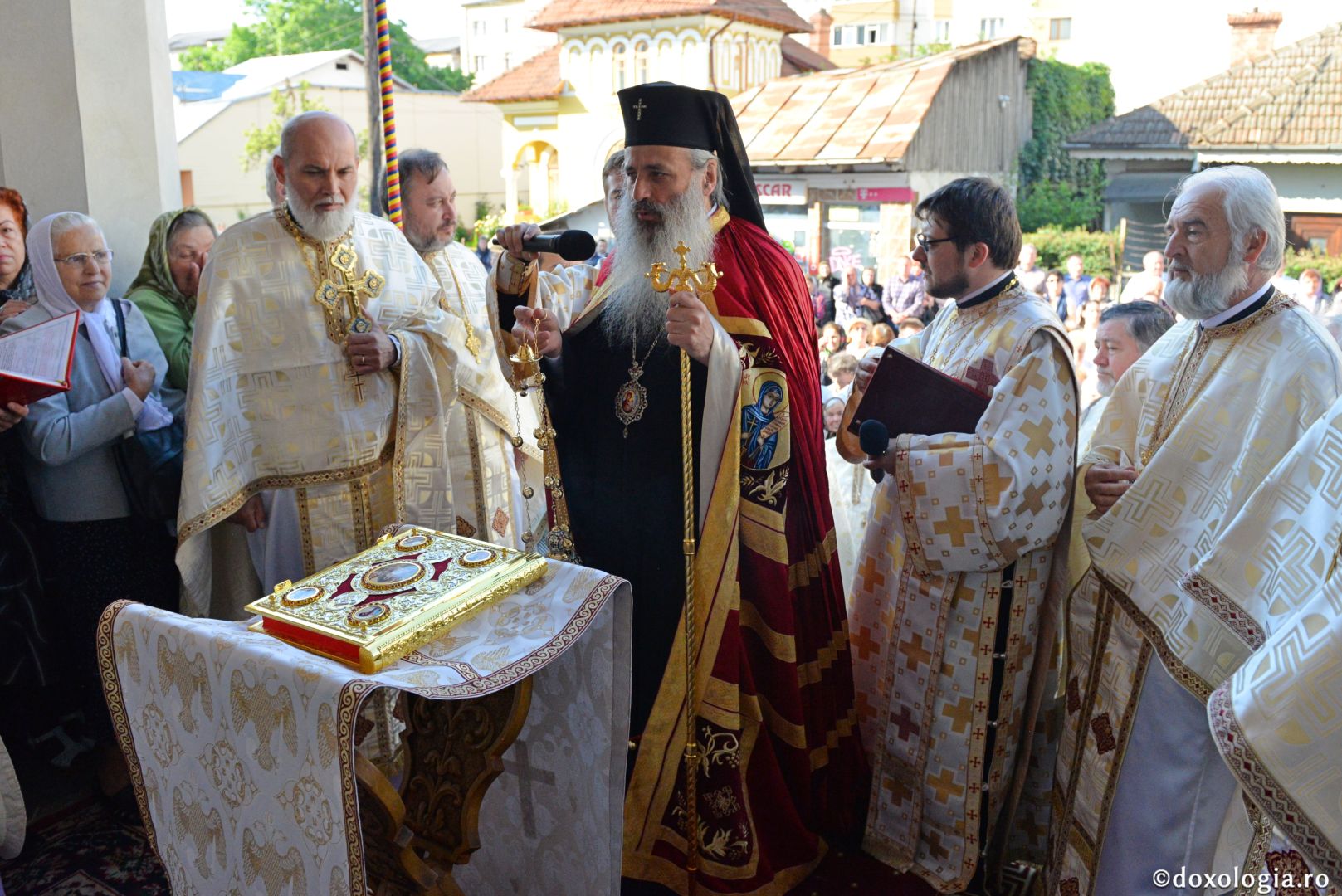 Biserica Precista II din Piatra Neamț a îmbrăcat veșmântul sfințirii – IPS Teofan: „Cunoașterea lui Dumnezeu îi oferă omului lumina, sensul și adâncimea vieții”