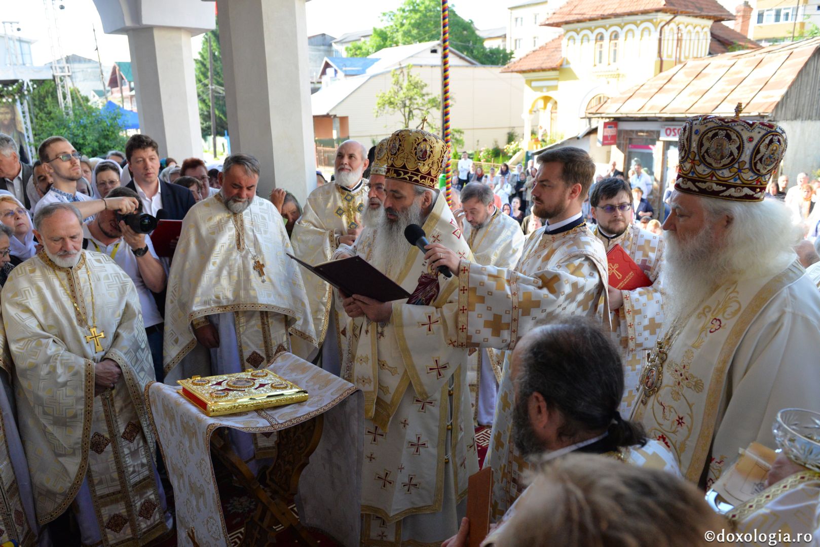 Biserica Precista II din Piatra Neamț a îmbrăcat veșmântul sfințirii – IPS Teofan: „Cunoașterea lui Dumnezeu îi oferă omului lumina, sensul și adâncimea vieții”