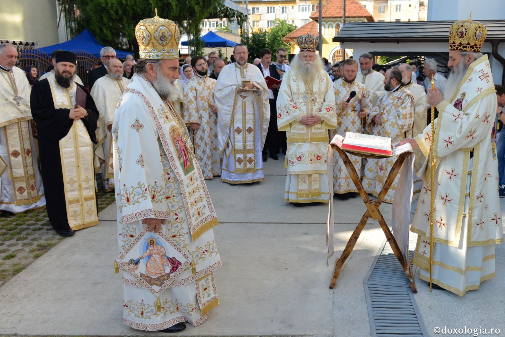 Biserica Precista II din Piatra Neamț a îmbrăcat veșmântul sfințirii – IPS Teofan: „Cunoașterea lui Dumnezeu îi oferă omului lumina, sensul și adâncimea vieții”