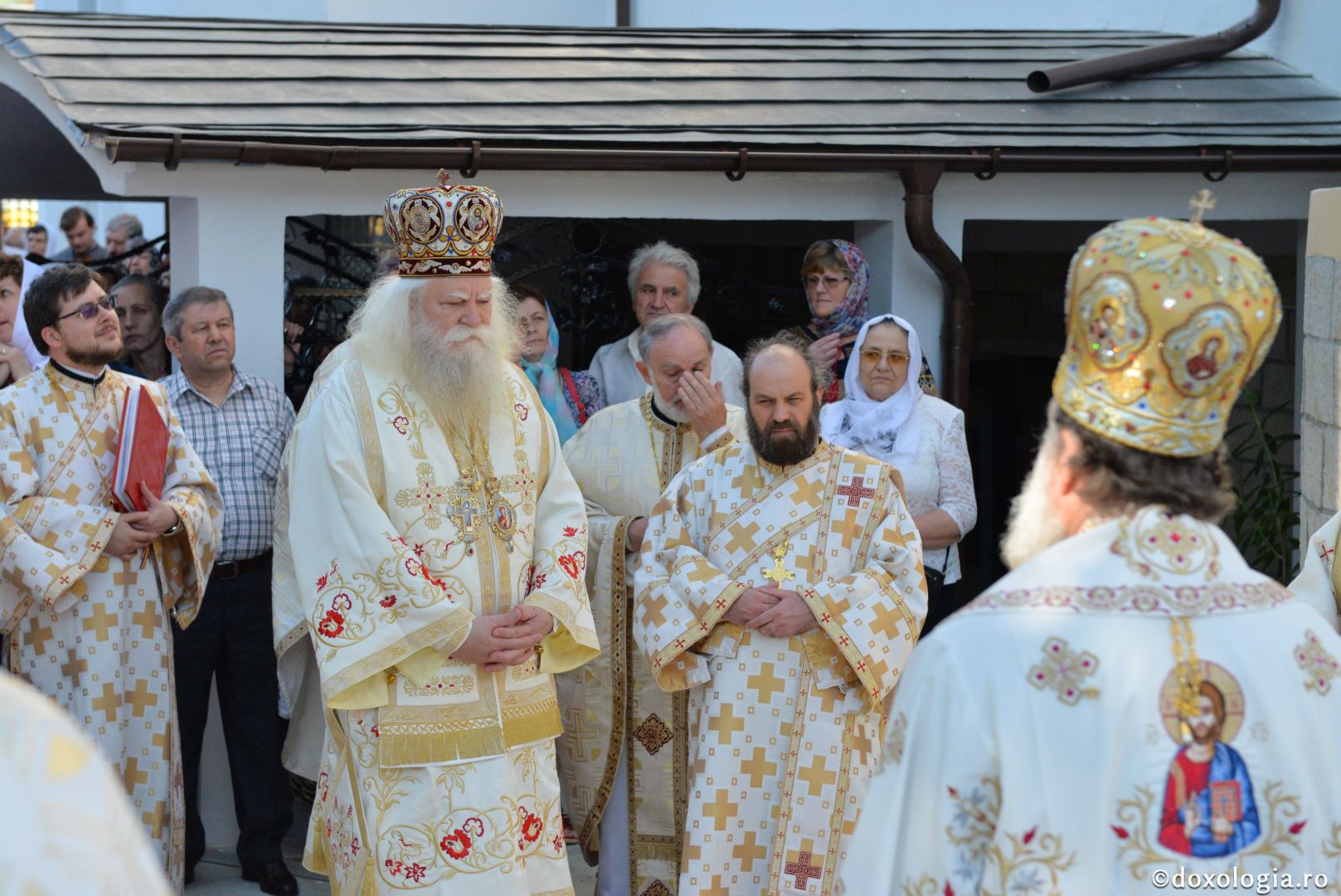 Biserica Precista II din Piatra Neamț a îmbrăcat veșmântul sfințirii – IPS Teofan: „Cunoașterea lui Dumnezeu îi oferă omului lumina, sensul și adâncimea vieții”