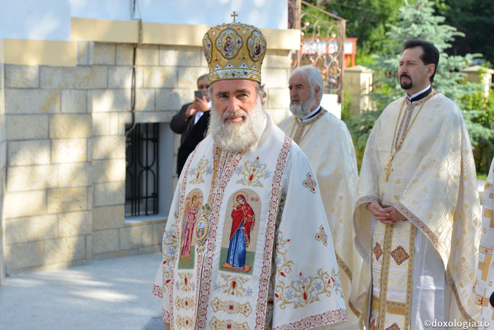 Biserica Precista II din Piatra Neamț a îmbrăcat veșmântul sfințirii – IPS Teofan: „Cunoașterea lui Dumnezeu îi oferă omului lumina, sensul și adâncimea vieții”