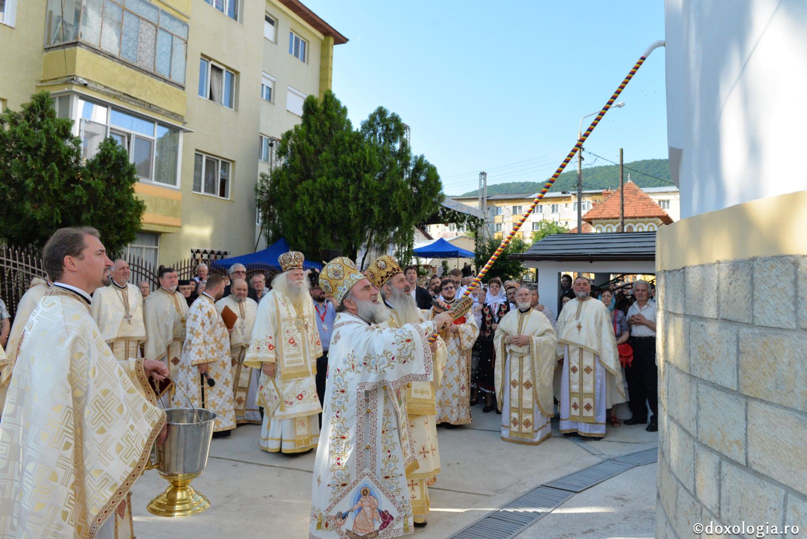 Biserica Precista II din Piatra Neamț a îmbrăcat veșmântul sfințirii – IPS Teofan: „Cunoașterea lui Dumnezeu îi oferă omului lumina, sensul și adâncimea vieții”