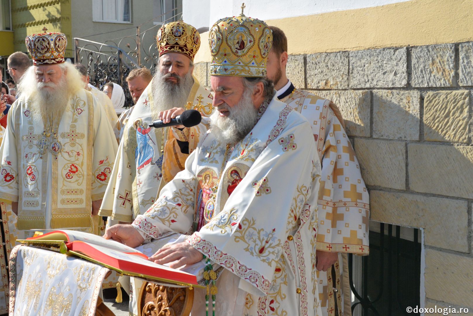 Biserica Precista II din Piatra Neamț a îmbrăcat veșmântul sfințirii – IPS Teofan: „Cunoașterea lui Dumnezeu îi oferă omului lumina, sensul și adâncimea vieții”