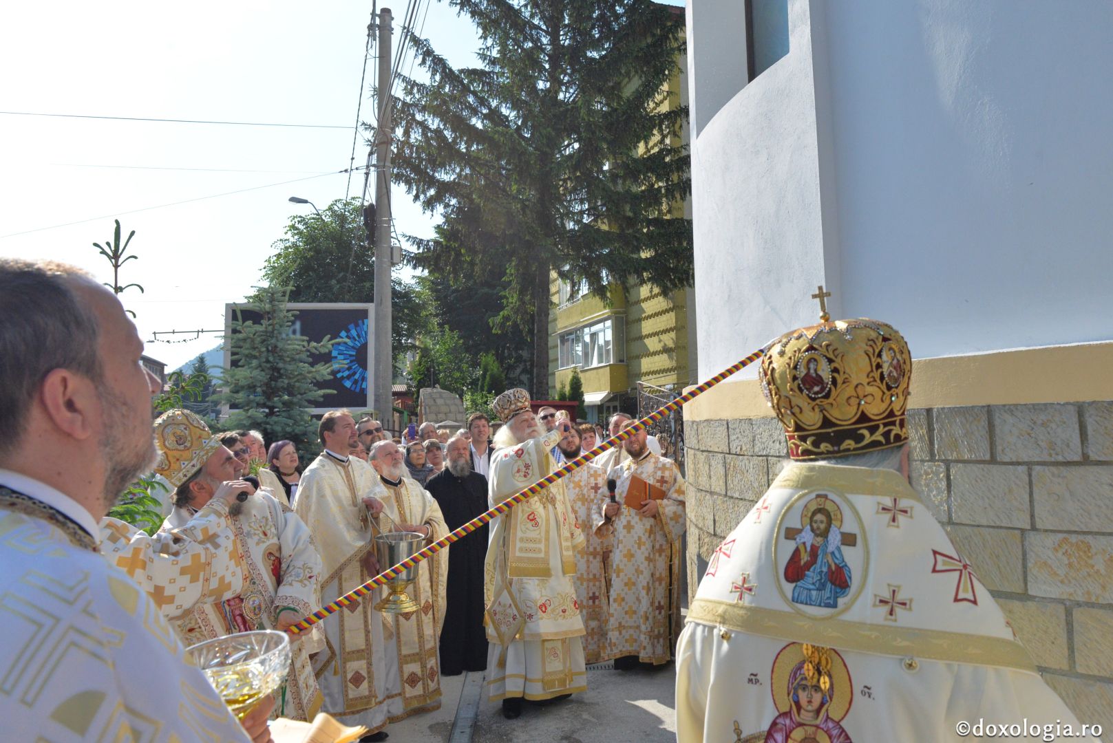 Biserica Precista II din Piatra Neamț a îmbrăcat veșmântul sfințirii – IPS Teofan: „Cunoașterea lui Dumnezeu îi oferă omului lumina, sensul și adâncimea vieții”