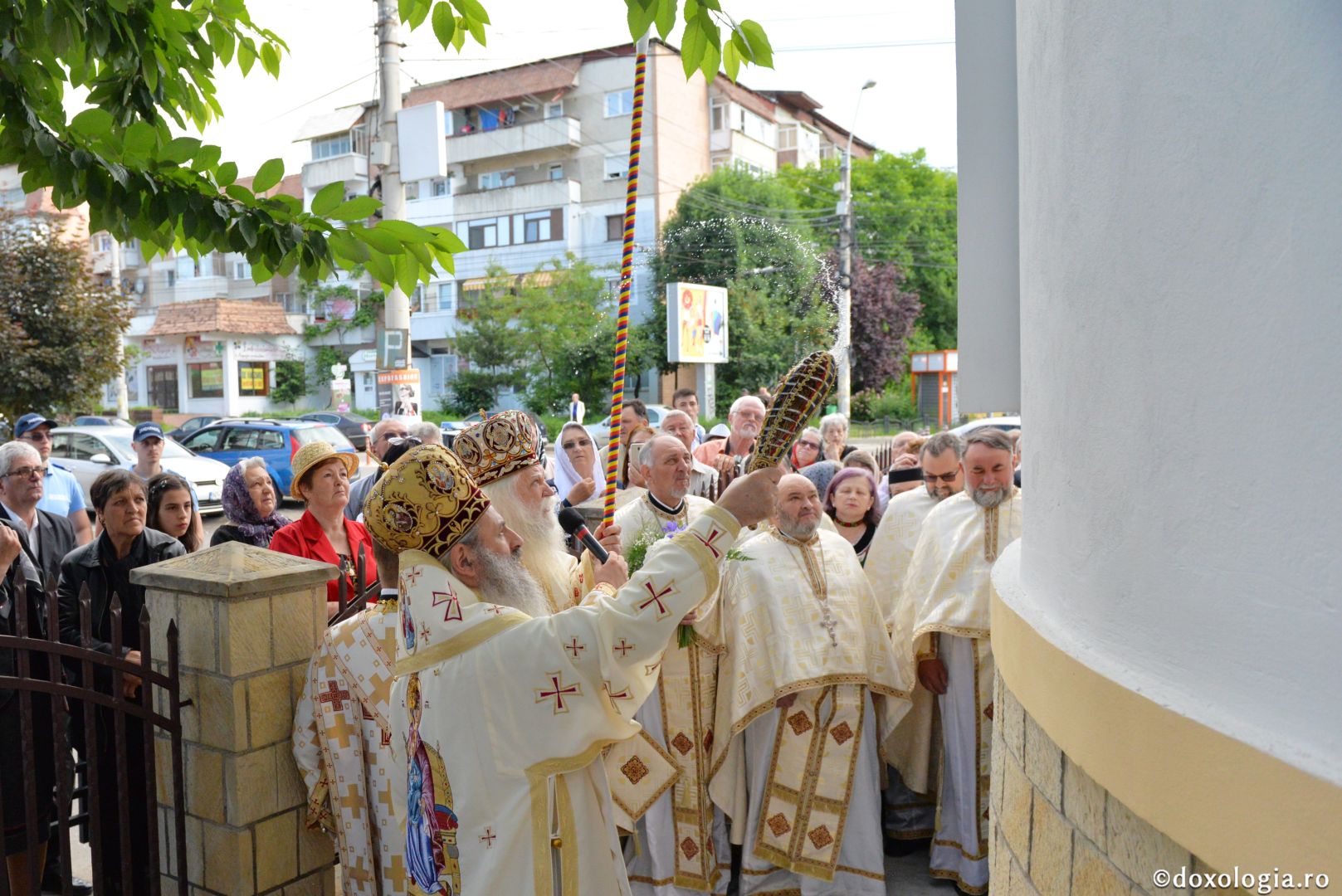 Biserica Precista II din Piatra Neamț a îmbrăcat veșmântul sfințirii – IPS Teofan: „Cunoașterea lui Dumnezeu îi oferă omului lumina, sensul și adâncimea vieții”