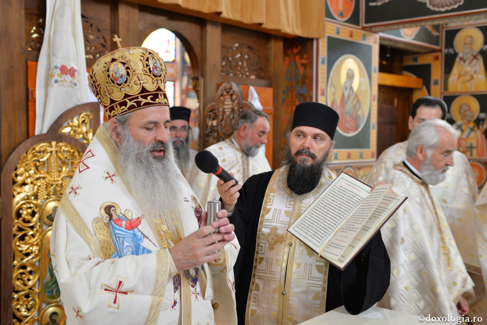 Biserica Precista II din Piatra Neamț a îmbrăcat veșmântul sfințirii – IPS Teofan: „Cunoașterea lui Dumnezeu îi oferă omului lumina, sensul și adâncimea vieții”