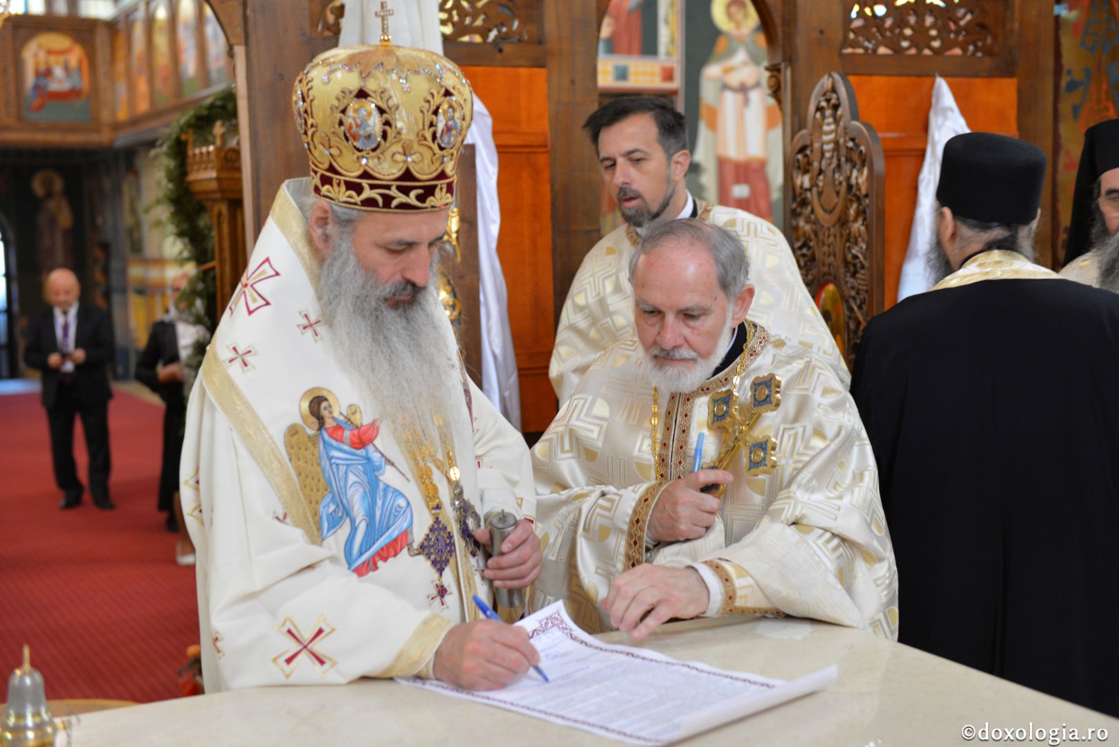 Biserica Precista II din Piatra Neamț a îmbrăcat veșmântul sfințirii – IPS Teofan: „Cunoașterea lui Dumnezeu îi oferă omului lumina, sensul și adâncimea vieții”