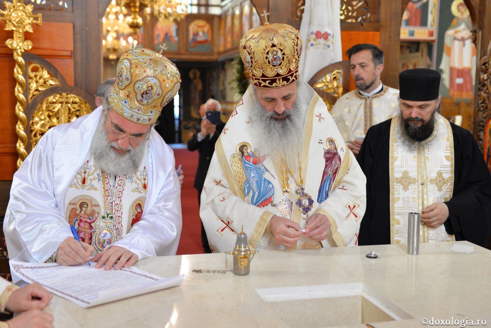 Biserica Precista II din Piatra Neamț a îmbrăcat veșmântul sfințirii – IPS Teofan: „Cunoașterea lui Dumnezeu îi oferă omului lumina, sensul și adâncimea vieții”