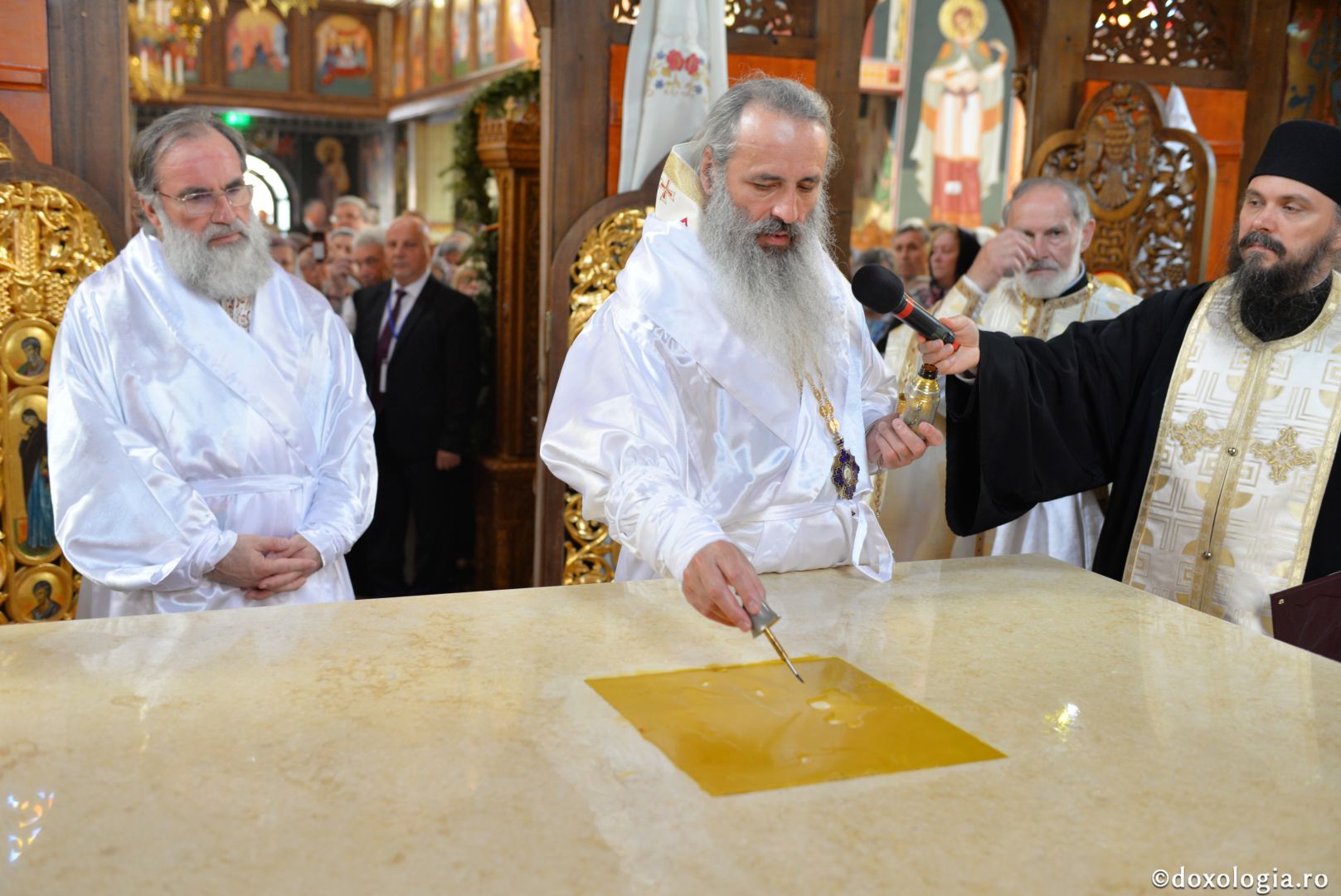 Biserica Precista II din Piatra Neamț a îmbrăcat veșmântul sfințirii – IPS Teofan: „Cunoașterea lui Dumnezeu îi oferă omului lumina, sensul și adâncimea vieții”