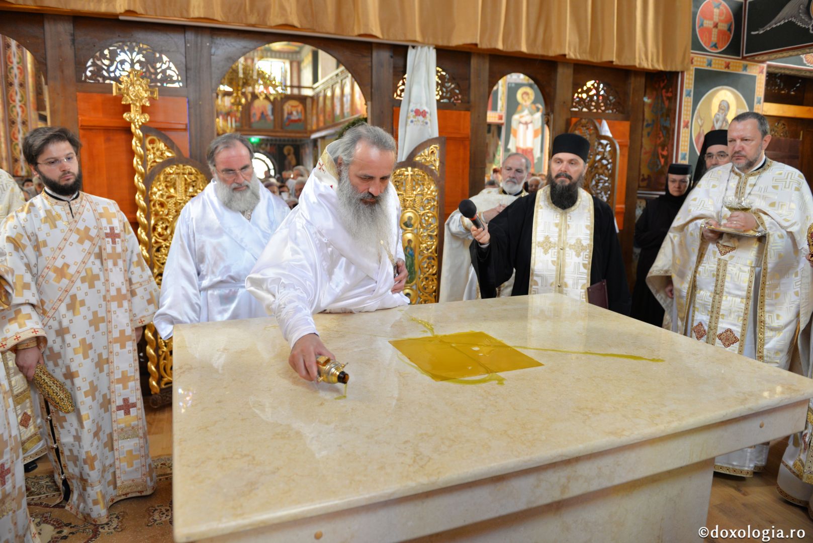 Biserica Precista II din Piatra Neamț a îmbrăcat veșmântul sfințirii – IPS Teofan: „Cunoașterea lui Dumnezeu îi oferă omului lumina, sensul și adâncimea vieții”