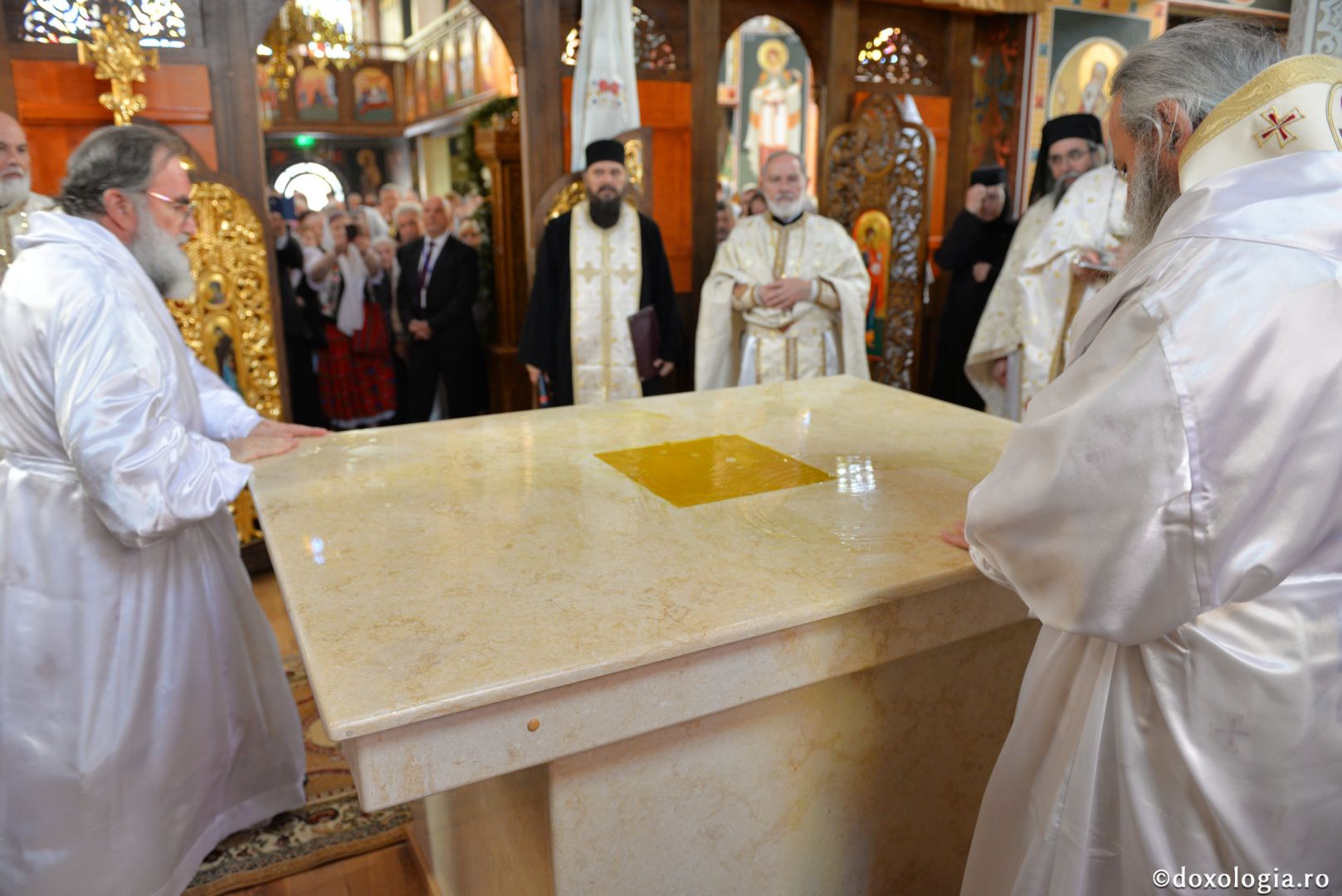 Biserica Precista II din Piatra Neamț a îmbrăcat veșmântul sfințirii – IPS Teofan: „Cunoașterea lui Dumnezeu îi oferă omului lumina, sensul și adâncimea vieții”