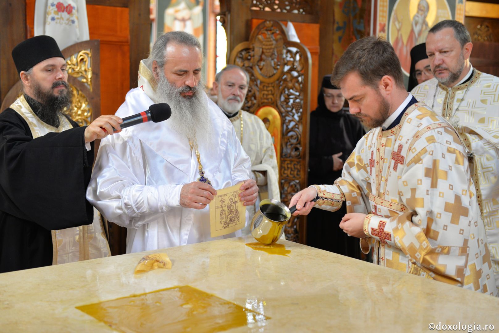 Biserica Precista II din Piatra Neamț a îmbrăcat veșmântul sfințirii – IPS Teofan: „Cunoașterea lui Dumnezeu îi oferă omului lumina, sensul și adâncimea vieții”