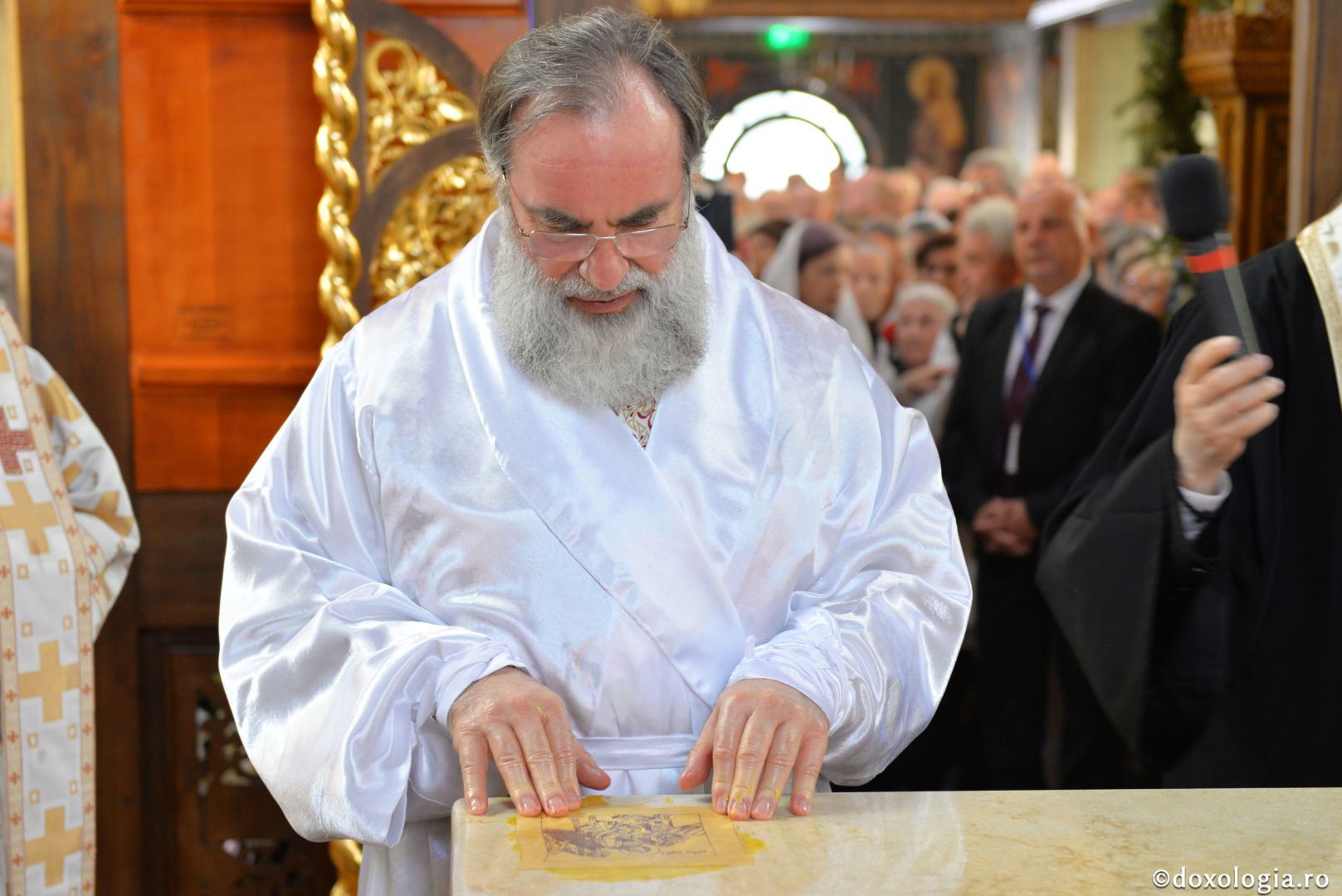 Biserica Precista II din Piatra Neamț a îmbrăcat veșmântul sfințirii – IPS Teofan: „Cunoașterea lui Dumnezeu îi oferă omului lumina, sensul și adâncimea vieții”