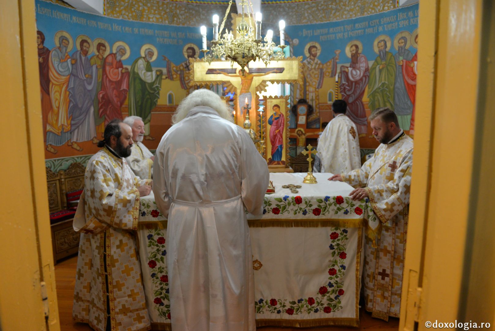 Biserica Precista II din Piatra Neamț a îmbrăcat veșmântul sfințirii – IPS Teofan: „Cunoașterea lui Dumnezeu îi oferă omului lumina, sensul și adâncimea vieții”