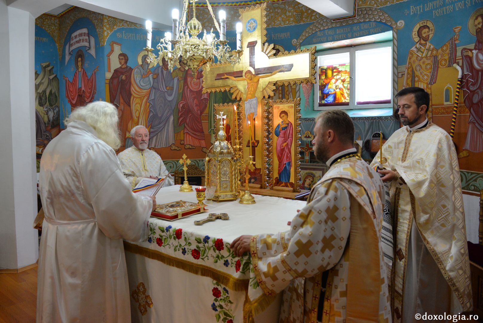 Biserica Precista II din Piatra Neamț a îmbrăcat veșmântul sfințirii – IPS Teofan: „Cunoașterea lui Dumnezeu îi oferă omului lumina, sensul și adâncimea vieții”