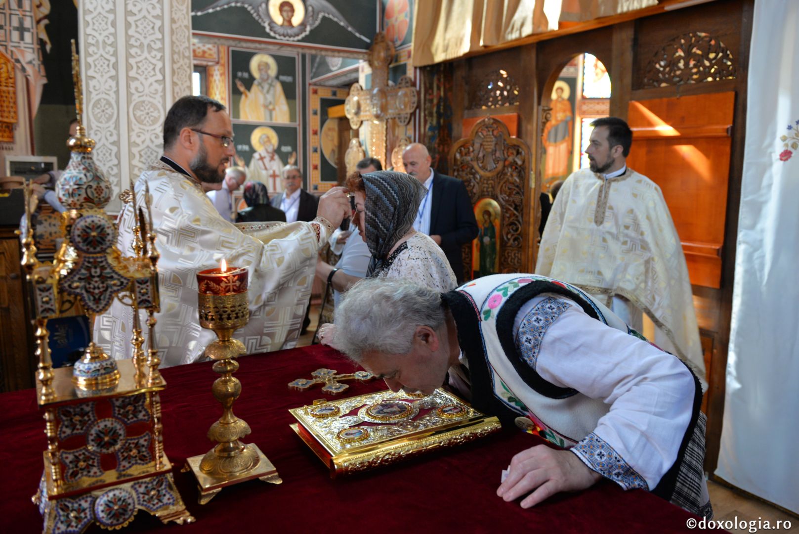 Biserica Precista II din Piatra Neamț a îmbrăcat veșmântul sfințirii – IPS Teofan: „Cunoașterea lui Dumnezeu îi oferă omului lumina, sensul și adâncimea vieții”