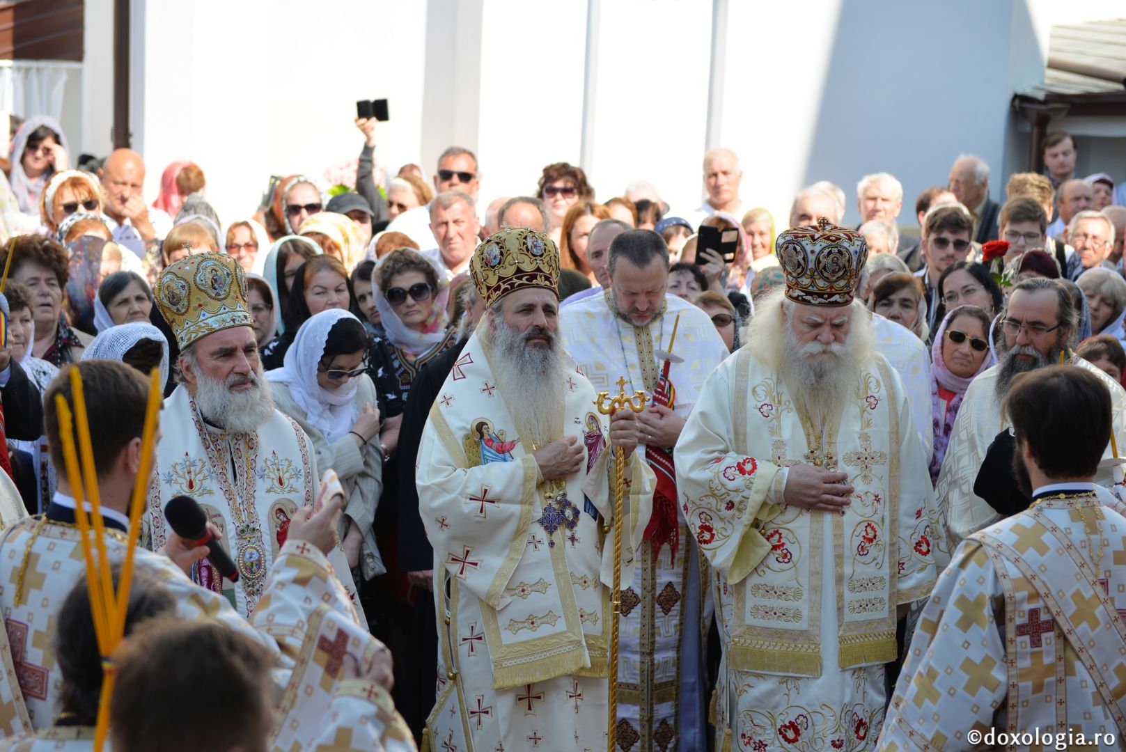 Biserica Precista II din Piatra Neamț a îmbrăcat veșmântul sfințirii – IPS Teofan: „Cunoașterea lui Dumnezeu îi oferă omului lumina, sensul și adâncimea vieții”