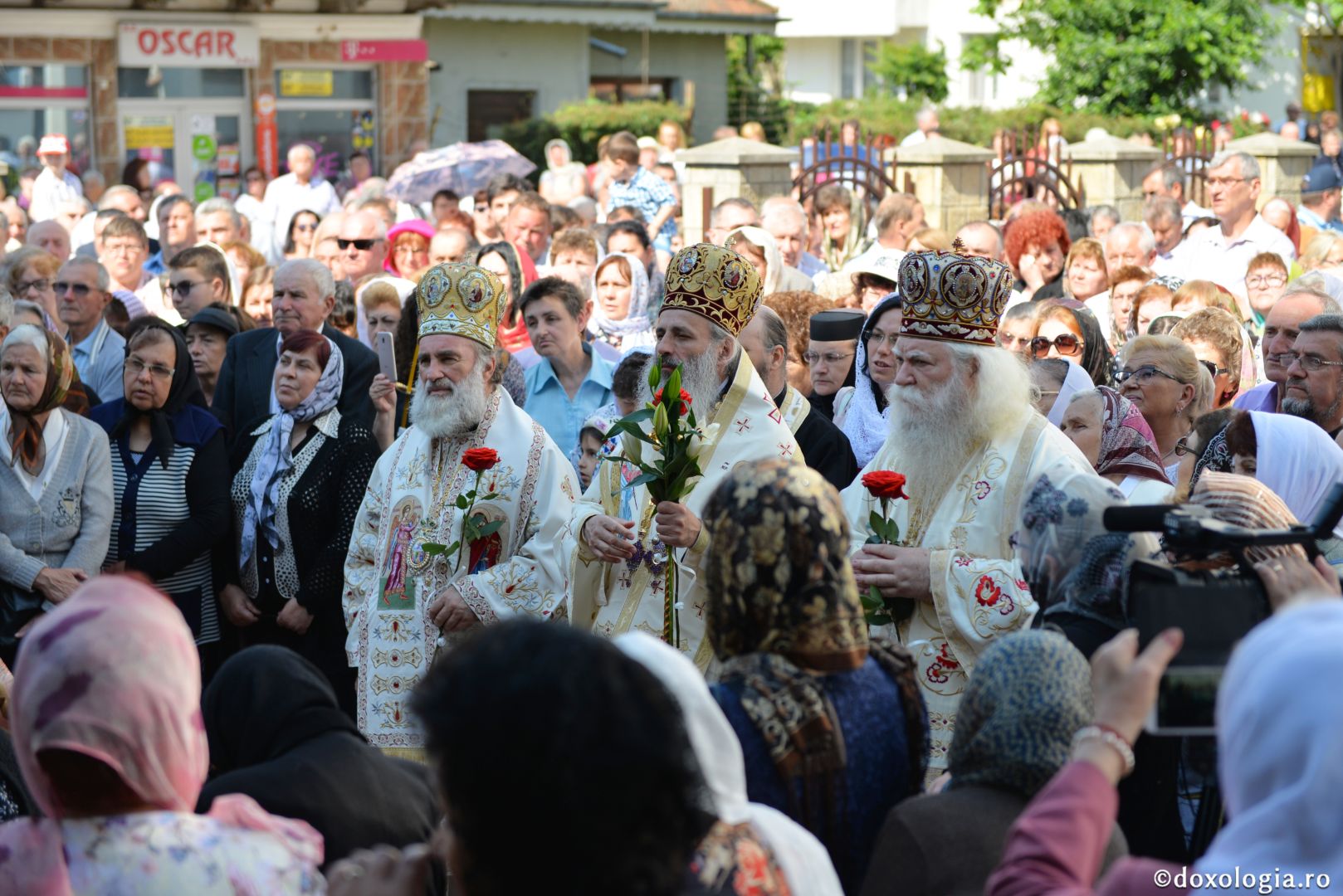 Biserica Precista II din Piatra Neamț a îmbrăcat veșmântul sfințirii – IPS Teofan: „Cunoașterea lui Dumnezeu îi oferă omului lumina, sensul și adâncimea vieții”