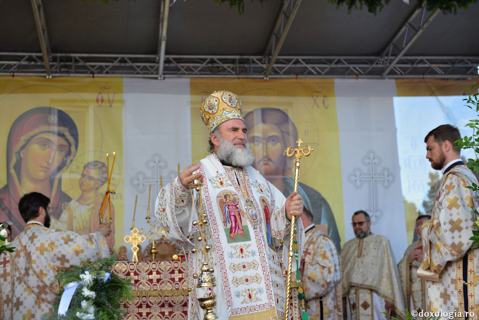 Biserica Precista II din Piatra Neamț a îmbrăcat veșmântul sfințirii – IPS Teofan: „Cunoașterea lui Dumnezeu îi oferă omului lumina, sensul și adâncimea vieții”