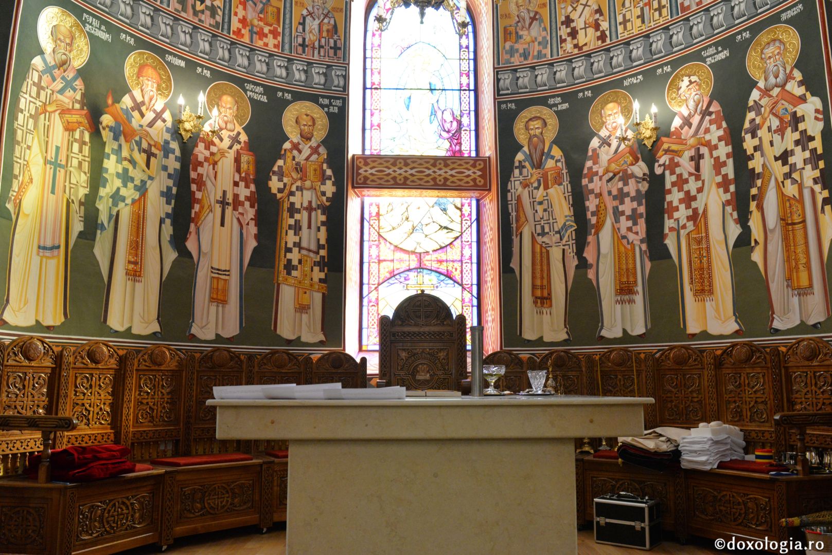 Biserica Precista II din Piatra Neamț a îmbrăcat veșmântul sfințirii – IPS Teofan: „Cunoașterea lui Dumnezeu îi oferă omului lumina, sensul și adâncimea vieții”