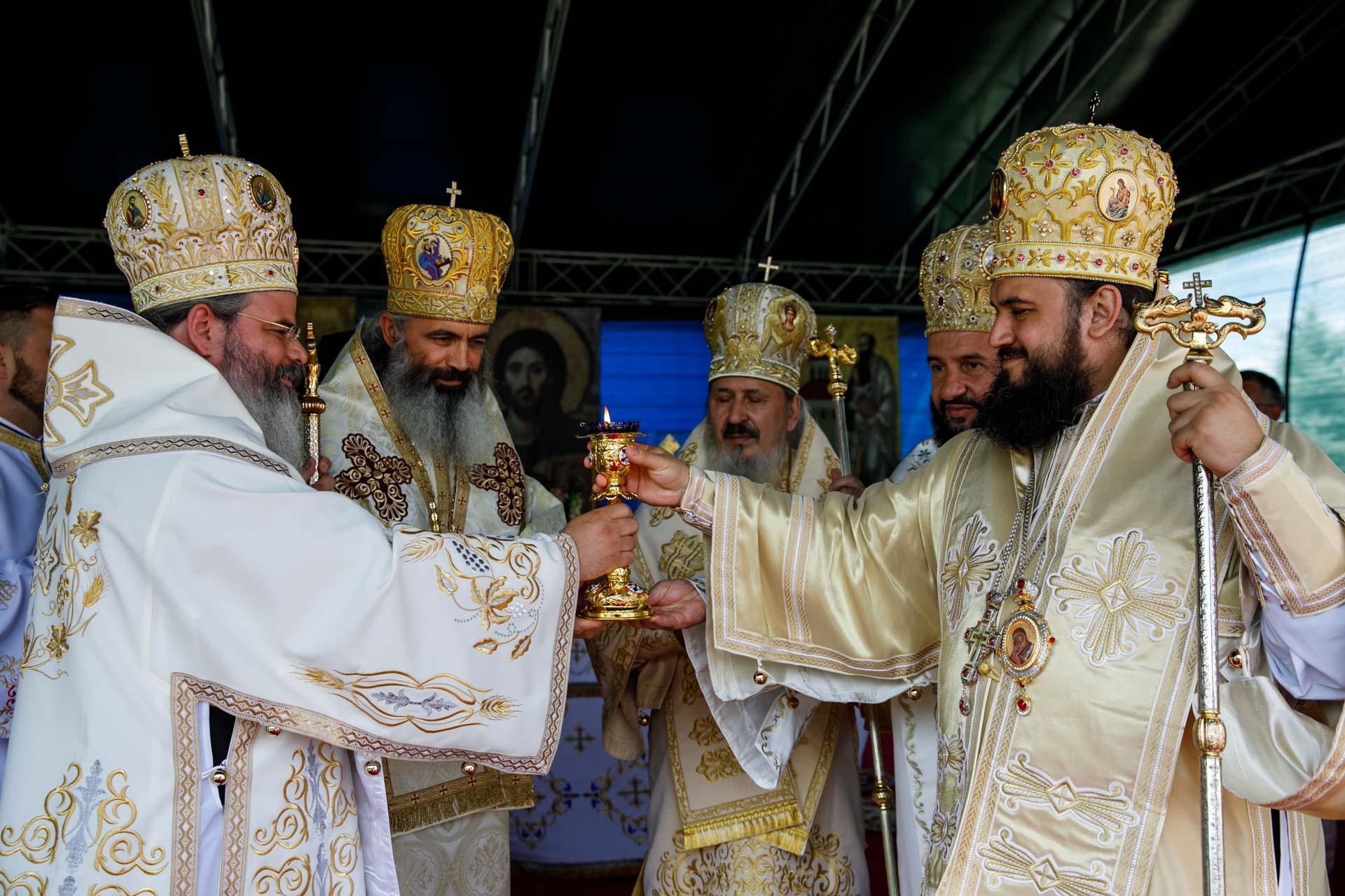 Catedrala Episcopală din Huși, în straie de sărbătoare